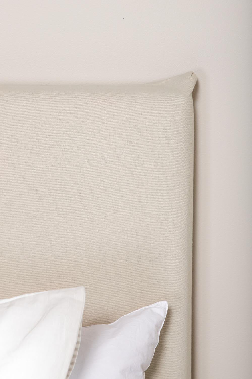 Saga Kopfteilbezug in Beige präsentiert im Onlineshop von KAQTU Design AG. Zubehör Bett ist von Venture Home