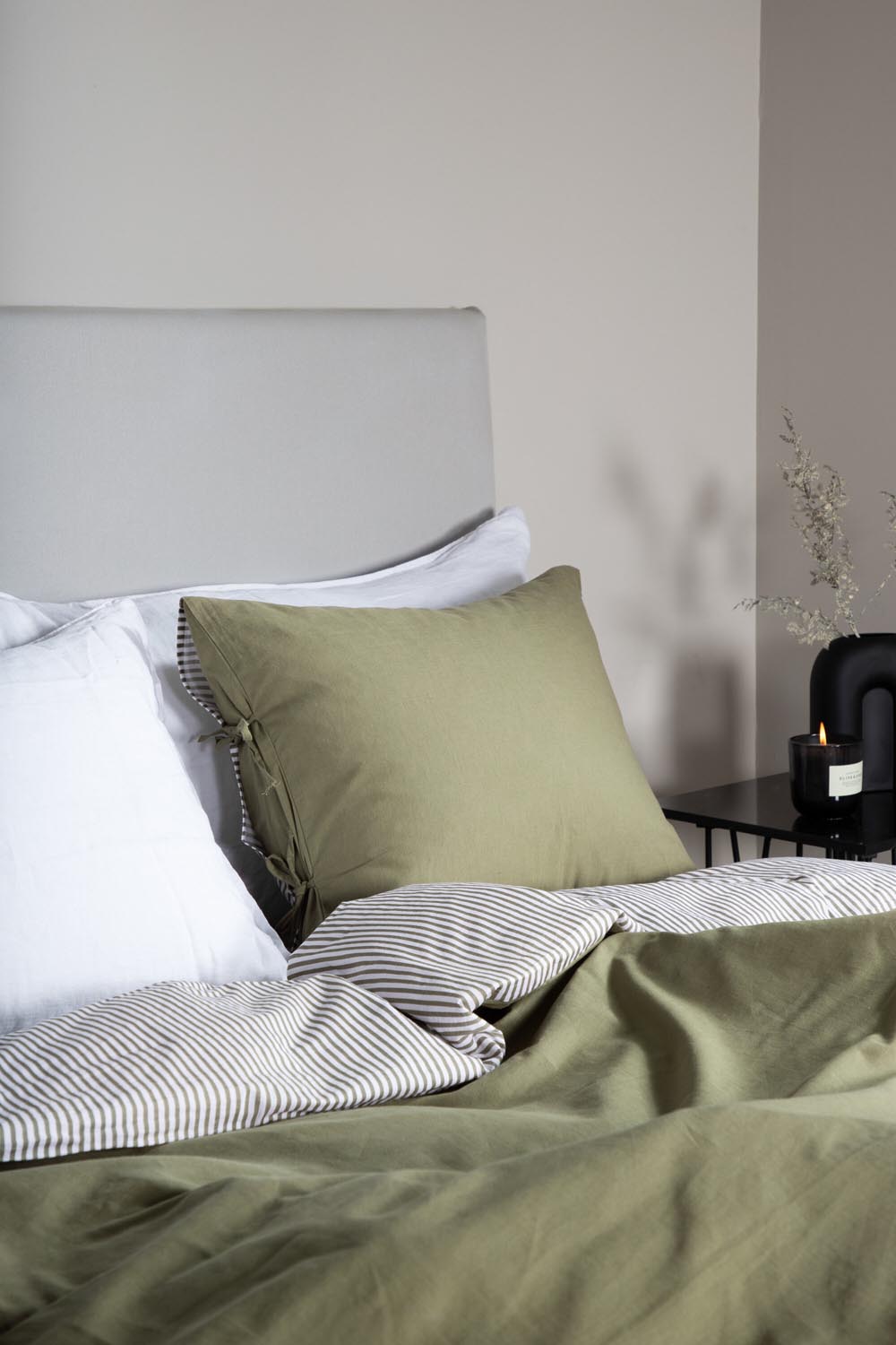 Saga Kopfteilbezug in Hellgrau präsentiert im Onlineshop von KAQTU Design AG. Zubehör Bett ist von Venture Home
