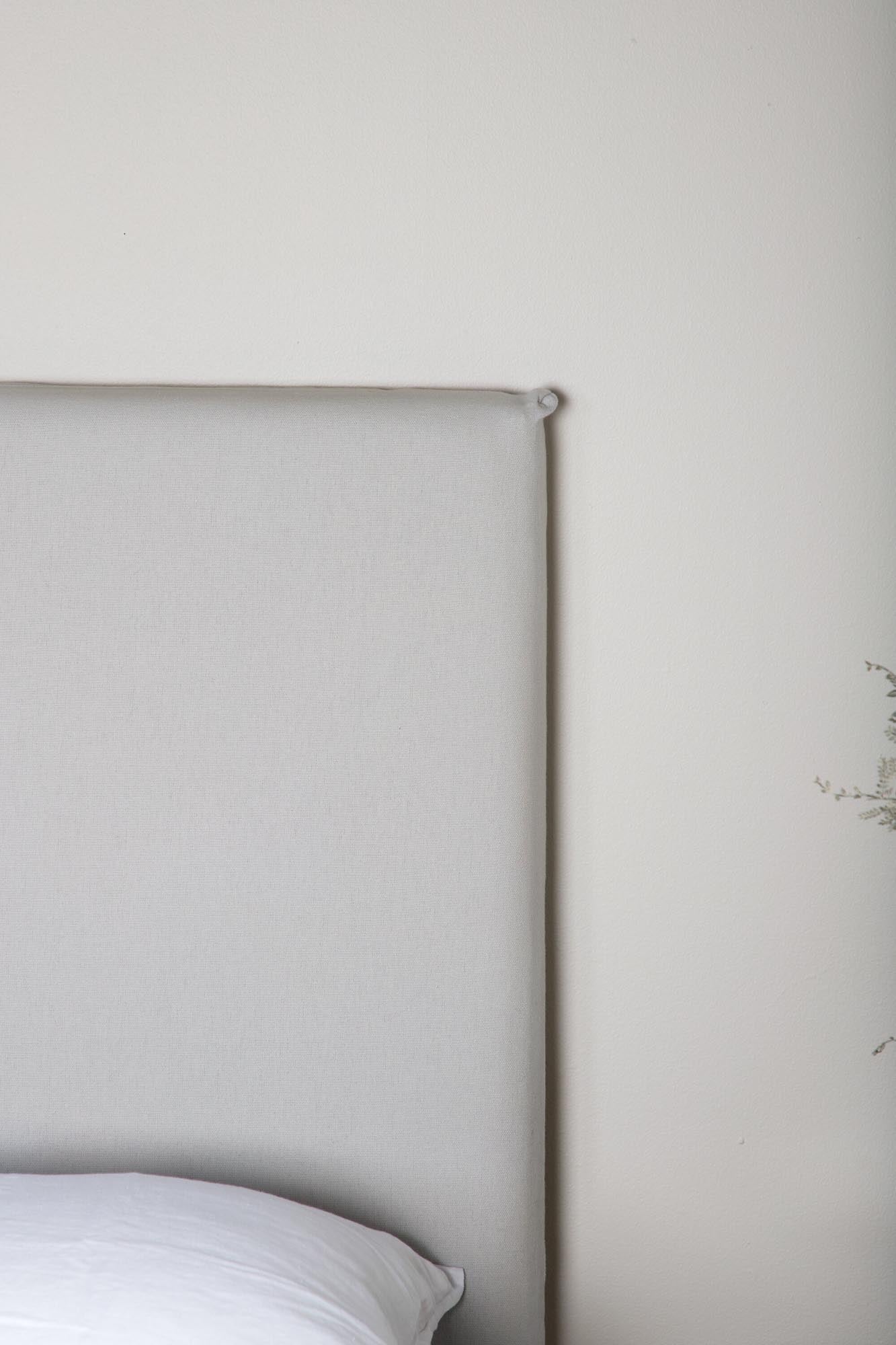 Stilvoller Saga Kopfteilbezug von Venture Home in edlem Beige.