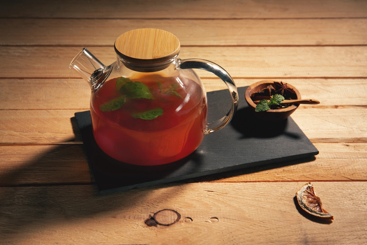 Genießen Sie Tee mit der eleganten Teekanne aus Borosilikatglas (800ml) von Cosy & Trendy. Robust, hitzebeständig und leicht zu reinigen – perfekt für jeden Anlass!