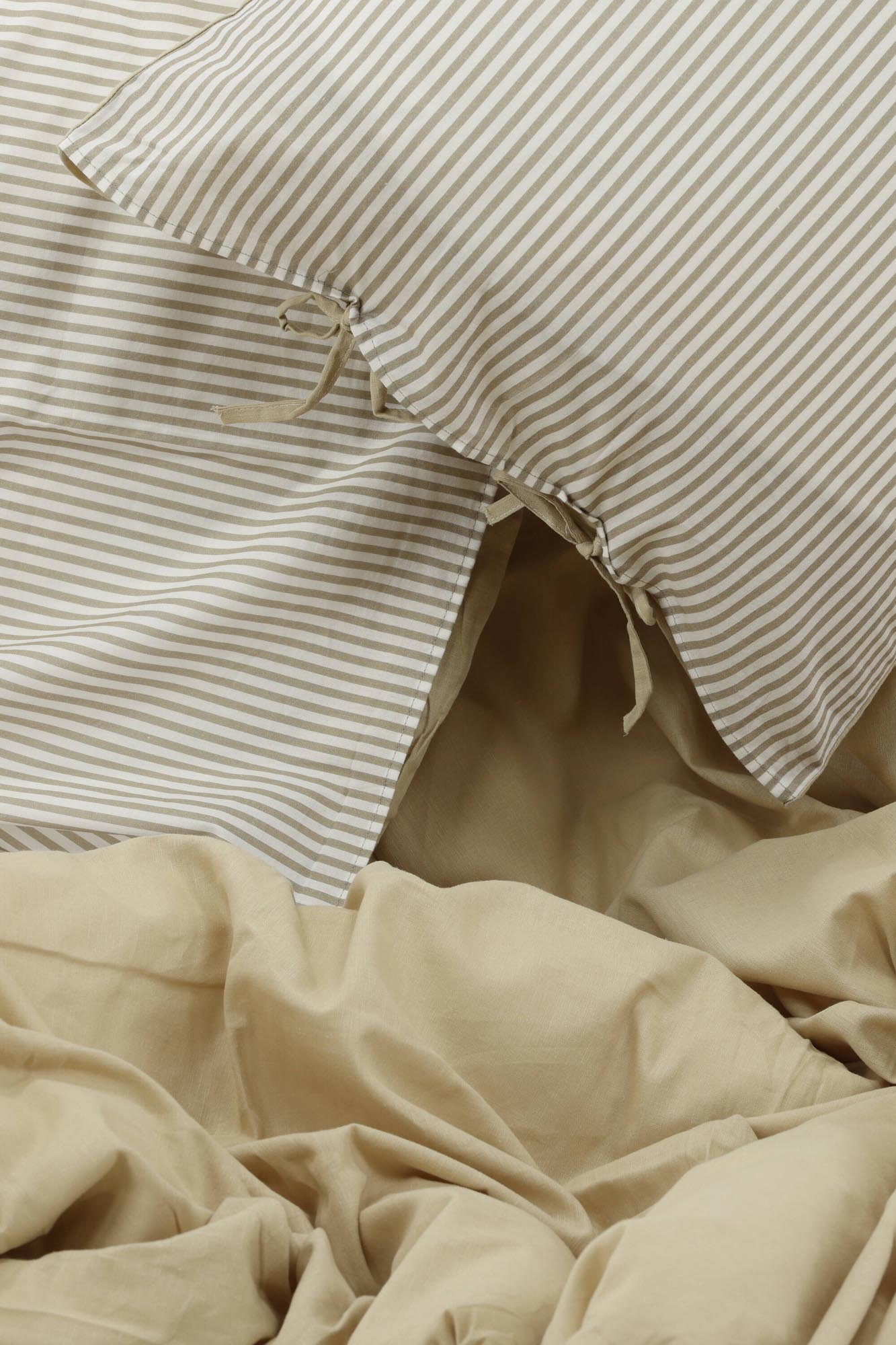 Verleihen Sie Ihrem Schlafzimmer mit der Jenna Bettgarnitur von Venture Home einen Hauch von Stil und Komfort – ideal für entspannte Nächte!