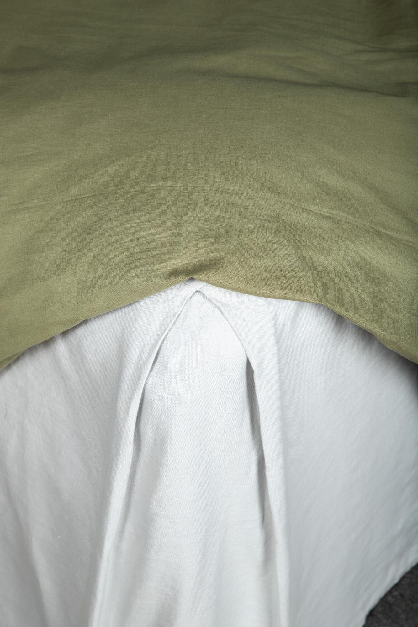 Jenna Bettgarnitur: Stilvoller Komfort mit Streifenmuster, atmungsaktiver Baumwolle und romantischen Details.