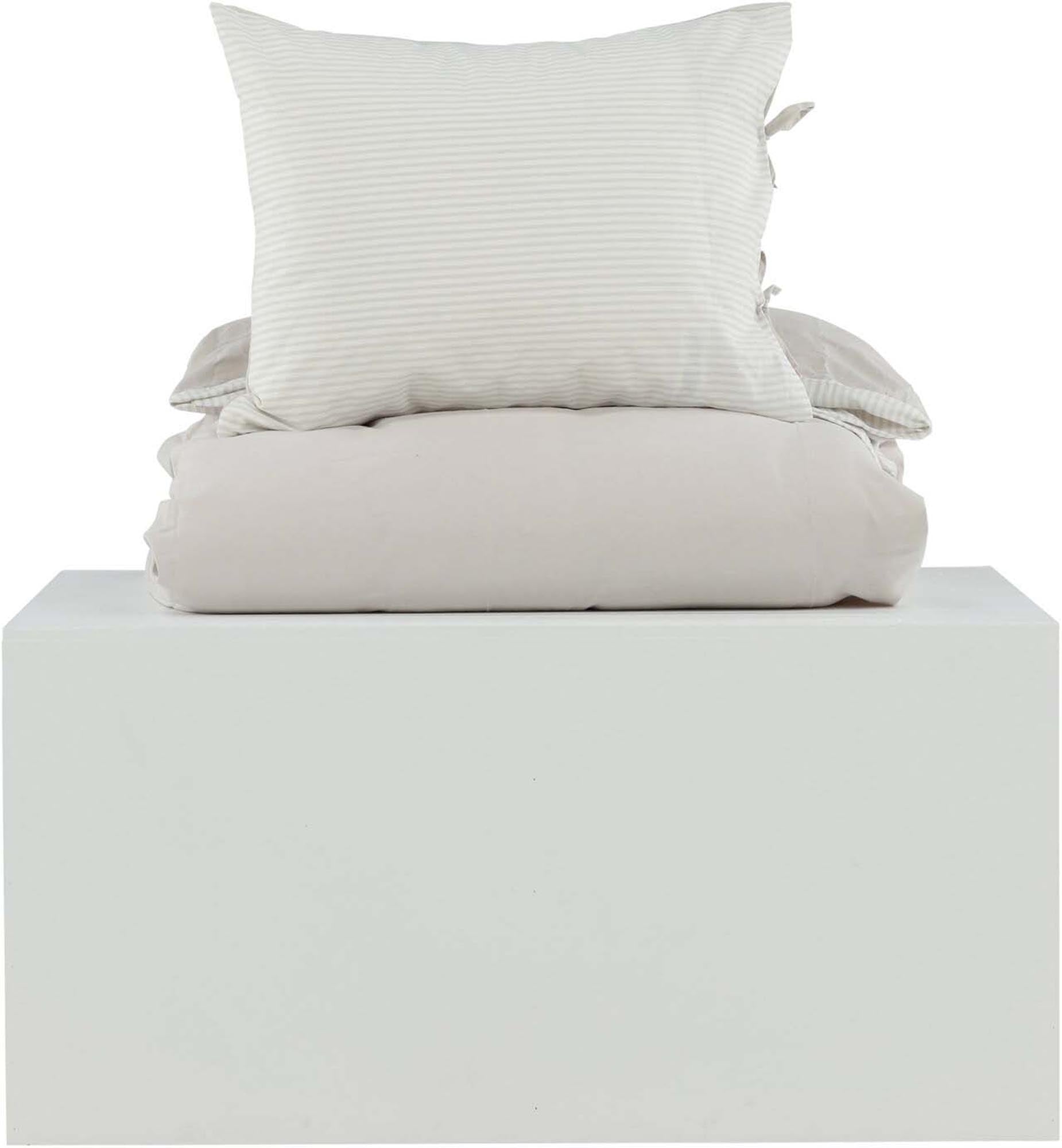 Jenna Bettgarnitur in Hellgrau präsentiert im Onlineshop von KAQTU Design AG. Bettwäsche ist von Venture Home