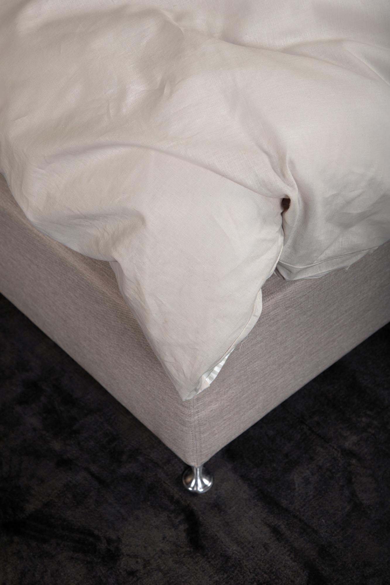 Elegante Jenna Bettgarnitur von Venture Home für erholsame Nächte.