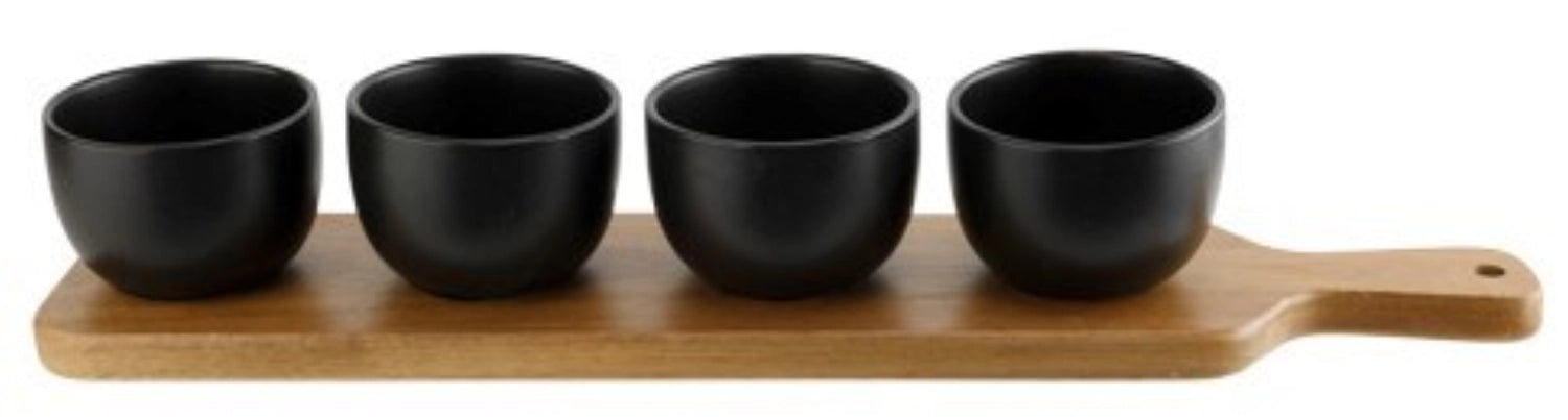 Schwarze Apero Platte mit 4 Schalen von Cosy & Trendy – ideal für stilvolle Snacks und Aperitifs, perfekt für gesellige Abende.