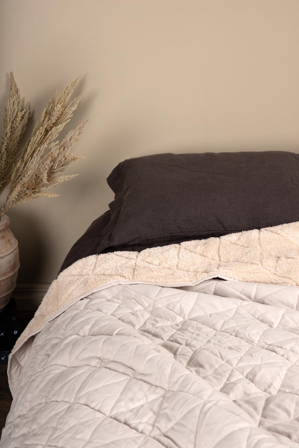 Nilla Tagesdecke in Beige präsentiert im Onlineshop von KAQTU Design AG. Bettüberwurf ist von Venture Home