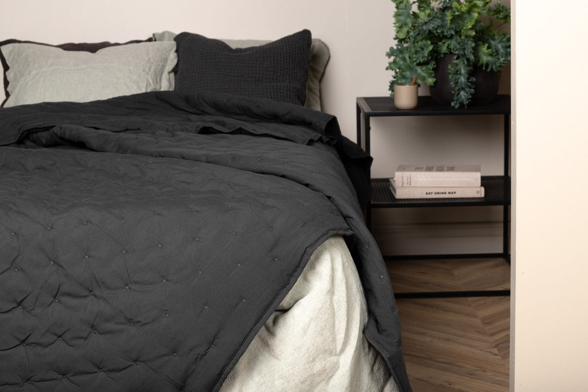 Sally Tagesdecke in Anthrazit präsentiert im Onlineshop von KAQTU Design AG. Bettüberwurf ist von Venture Home