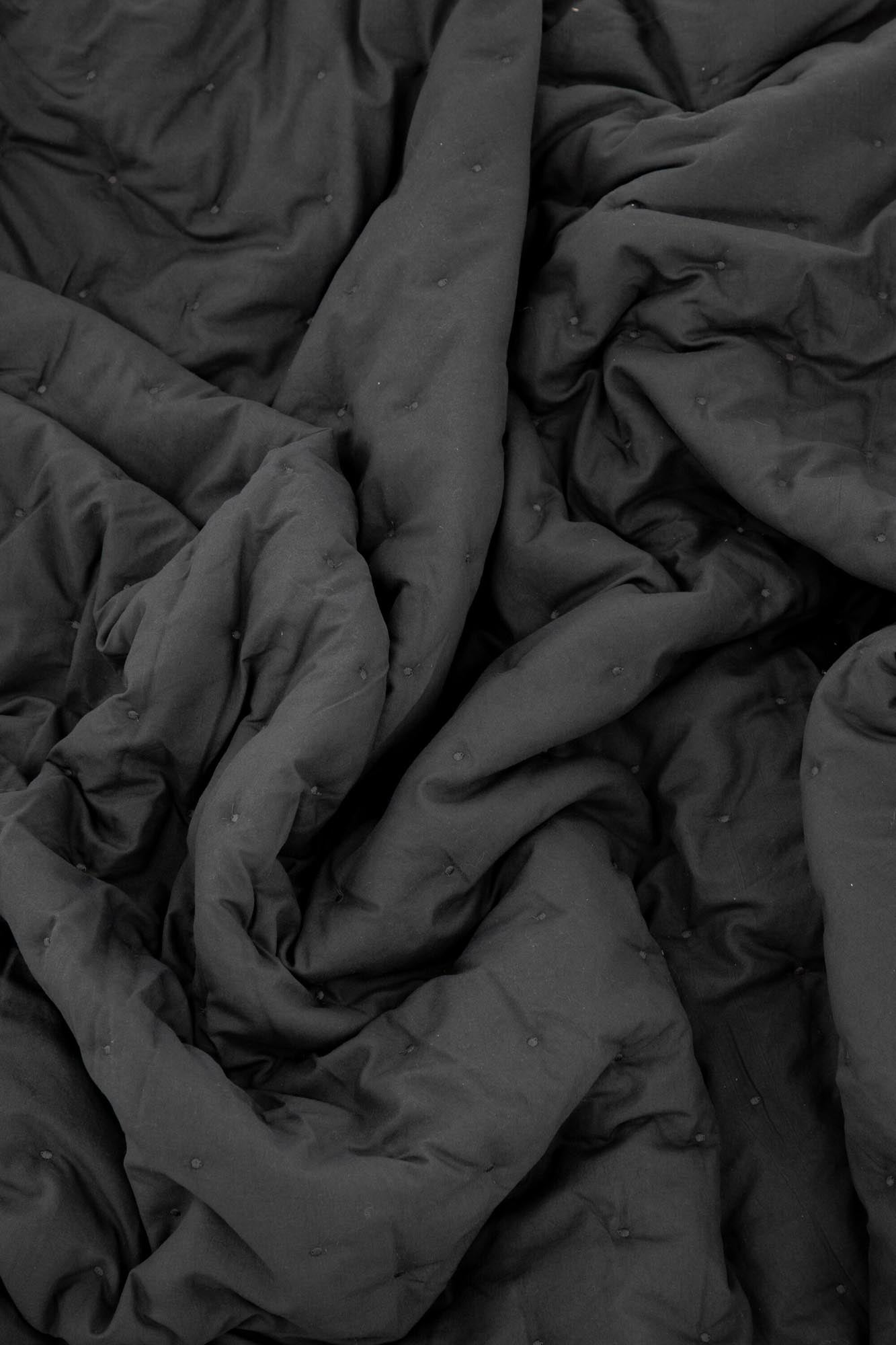 Sally Tagesdecke von Venture Home: Hochwertige Materialien, stilvolle Erdfarben und besondere Details für ein gemütliches Schlafzimmer.