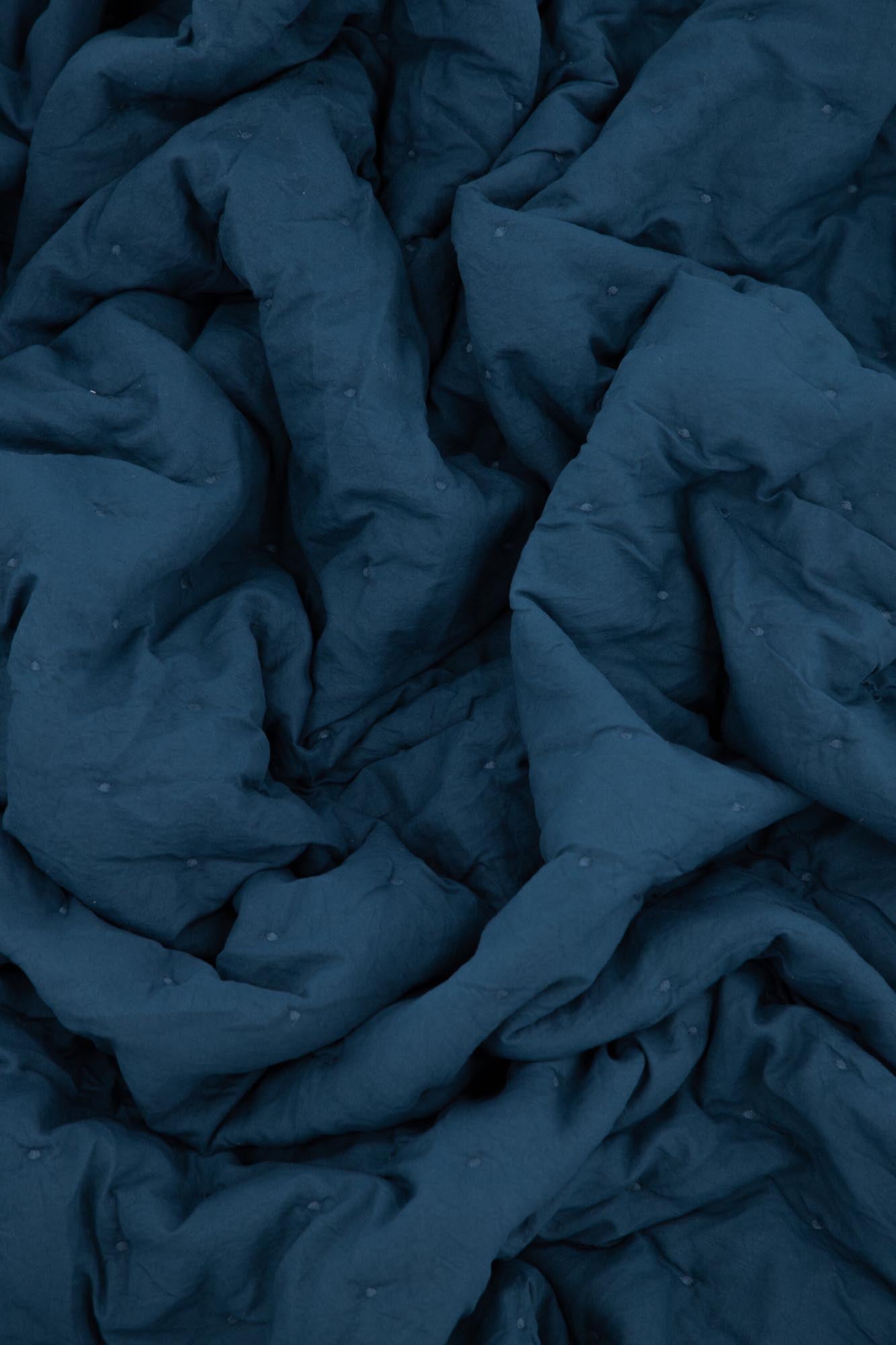 Entdecken Sie die Sally Tagesdecke von Venture Home – ein elegantes Accessoire aus hochwertigem Polyester, das Ihr Schlafzimmer stilvoll aufwertet.