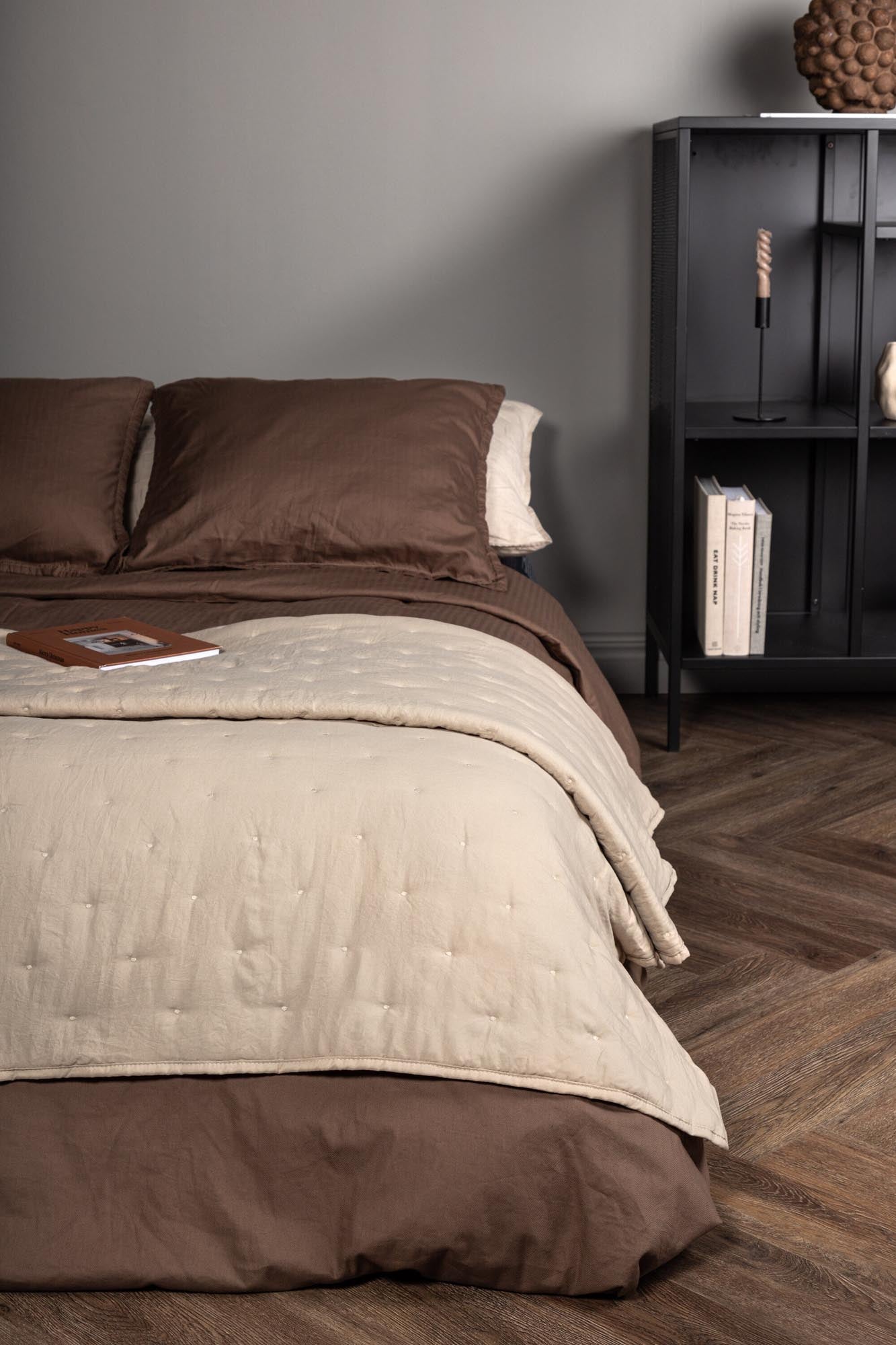 Entdecken Sie die Sally Tagesdecke von Venture Home – ein elegantes Accessoire aus hochwertigem Polyester, das Ihr Schlafzimmer stilvoll aufwertet.