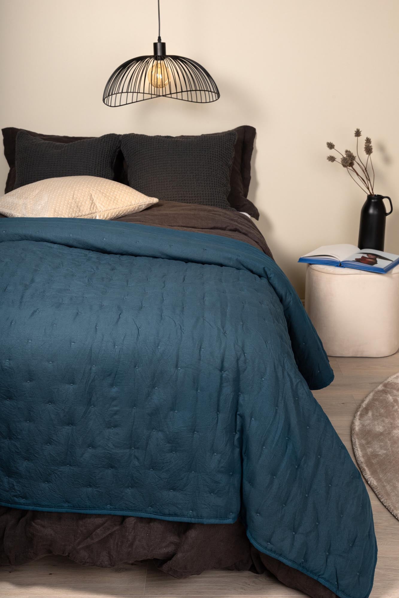 Entdecken Sie die Sally Tagesdecke von Venture Home – stilvoll, gemütlich und aus hochwertigem Polyester für ein elegantes Ambiente.