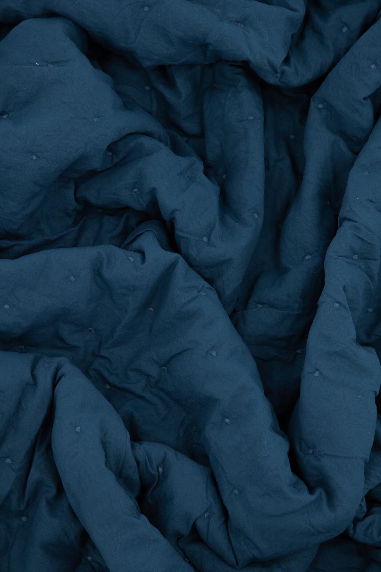 Sally Tagesdecke von Venture Home: Hochwertige Materialien, stilvolle Erdfarben und besondere Details für ein gemütliches Schlafzimmer.