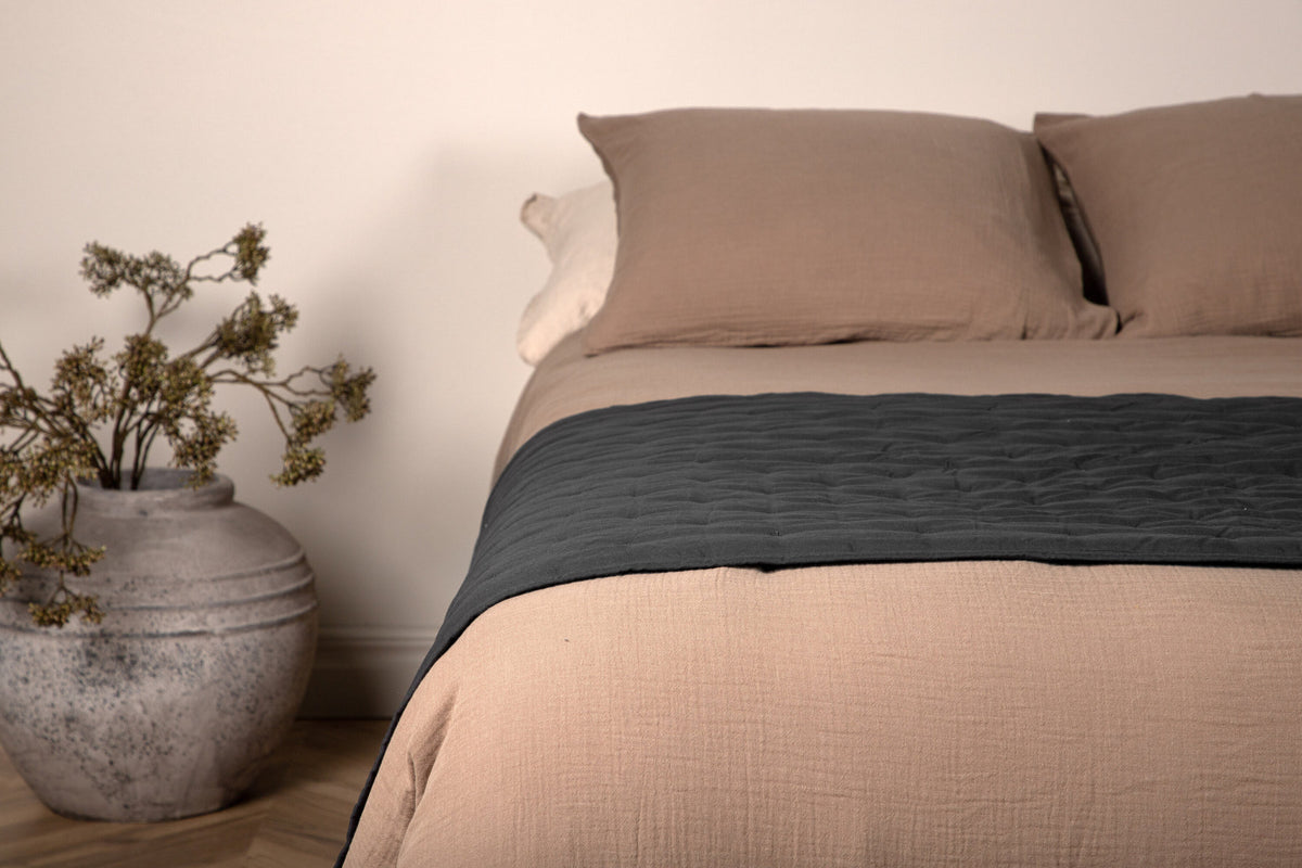 Sally Tagesdecke in Anthrazit präsentiert im Onlineshop von KAQTU Design AG. Bettüberwurf ist von Venture Home