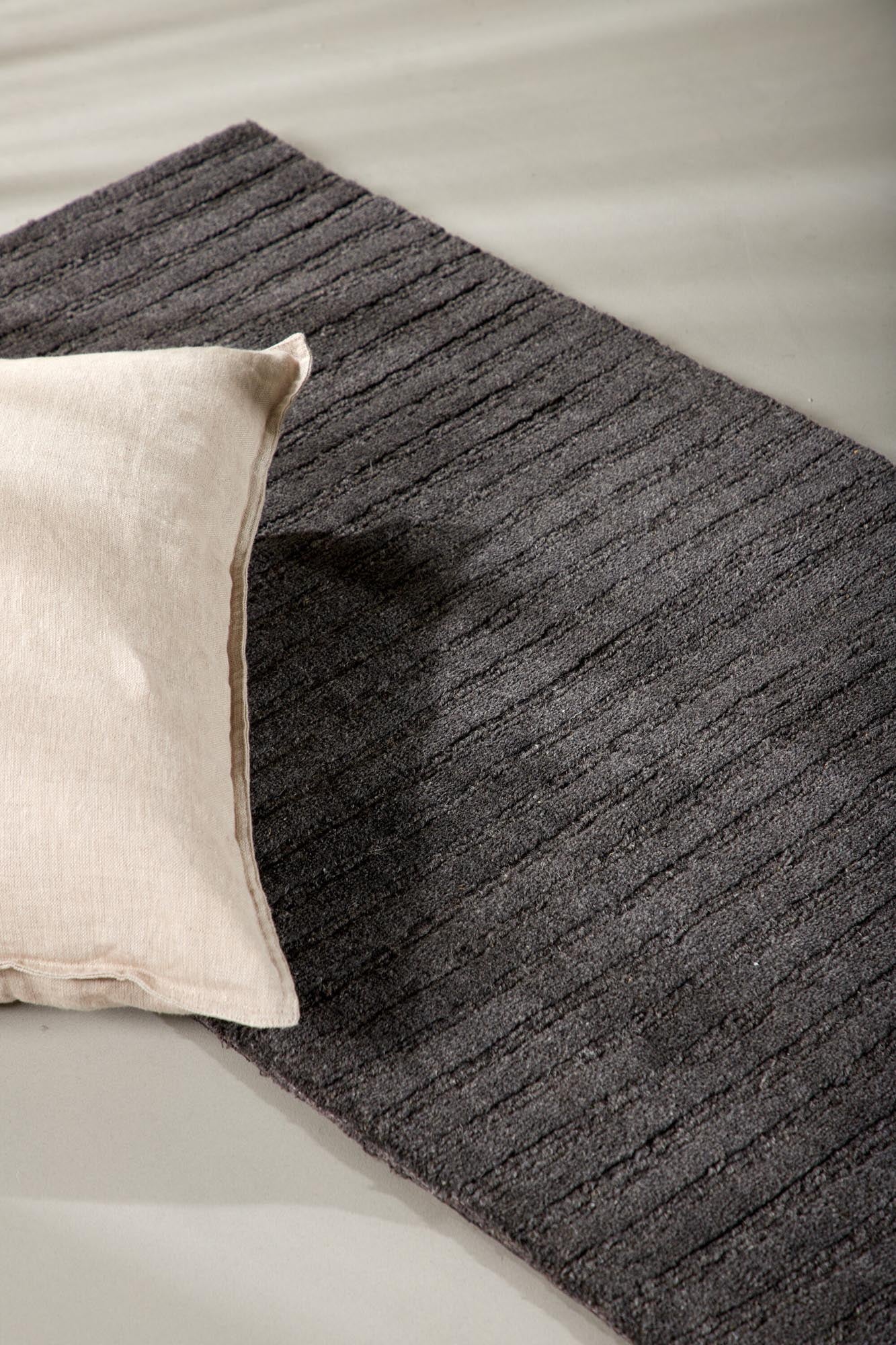 Milton Teppich in Dunkelgrau präsentiert im Onlineshop von KAQTU Design AG. Teppich ist von Venture Home