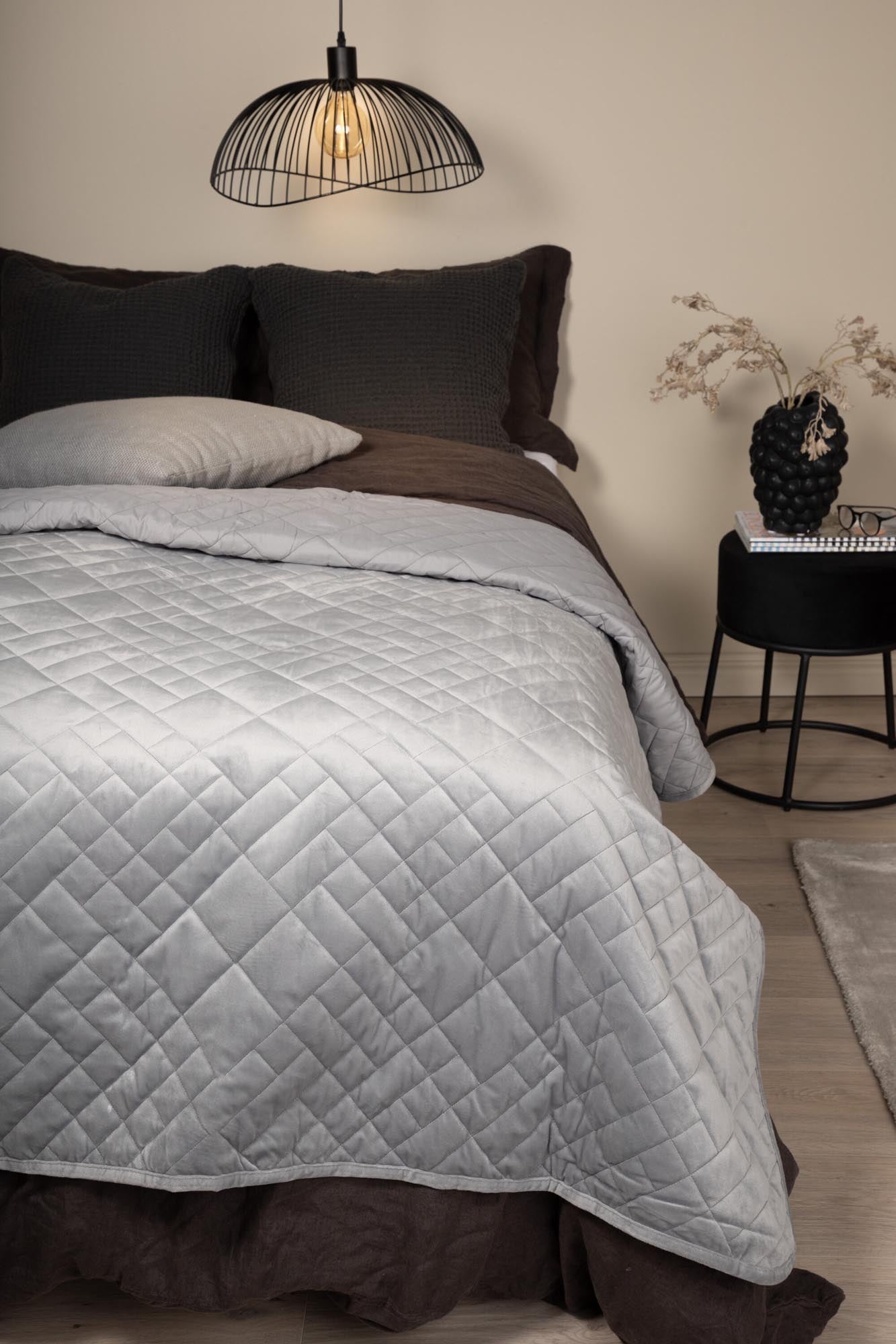 Jilly Tagesdecke in Hellgrau präsentiert im Onlineshop von KAQTU Design AG. Bettüberwurf ist von Venture Home