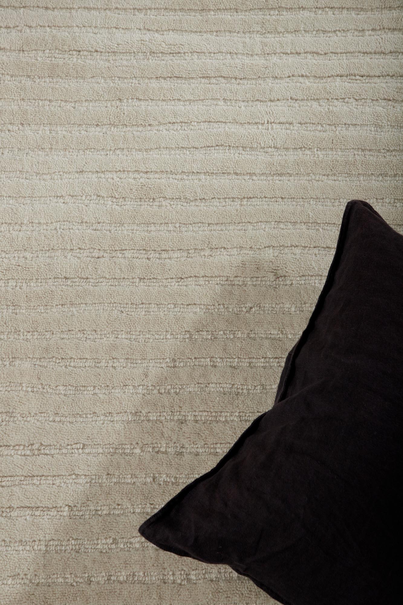 Milton Teppich in Weiss präsentiert im Onlineshop von KAQTU Design AG. Teppich ist von Venture Home