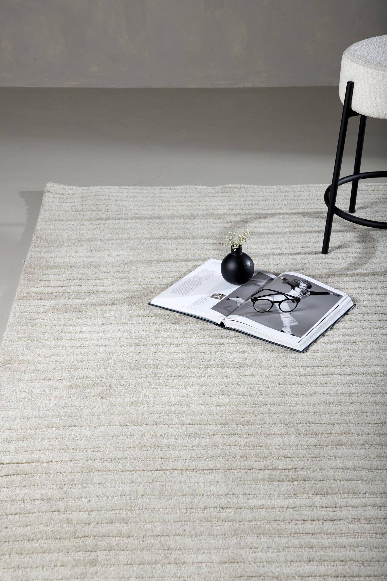 Milton Teppich in Hellgrau präsentiert im Onlineshop von KAQTU Design AG. Teppich ist von Venture Home