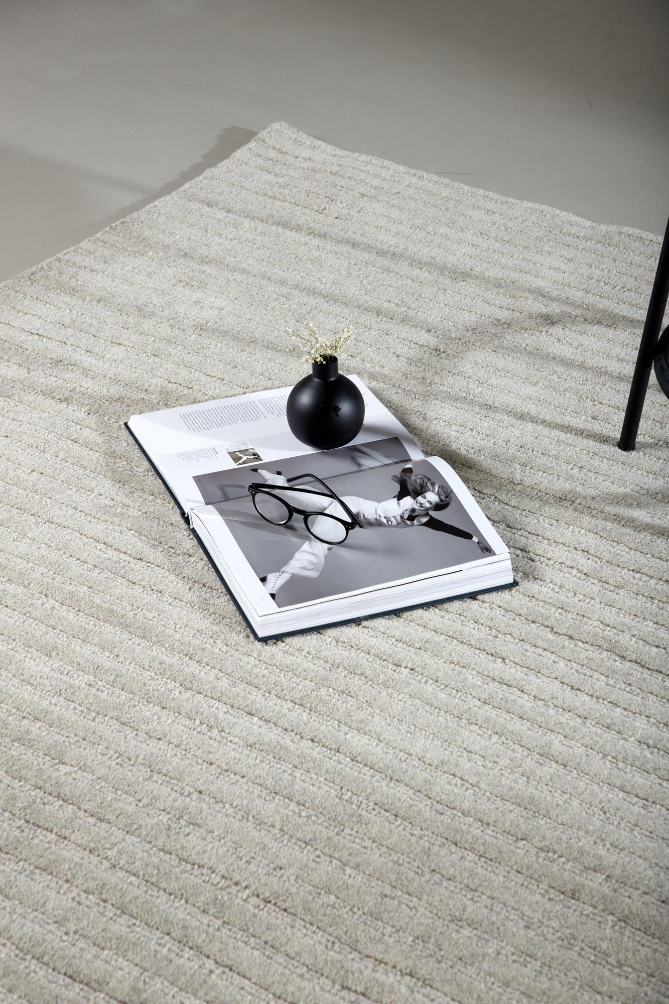 Milton Teppich in Hellgrau präsentiert im Onlineshop von KAQTU Design AG. Teppich ist von Venture Home