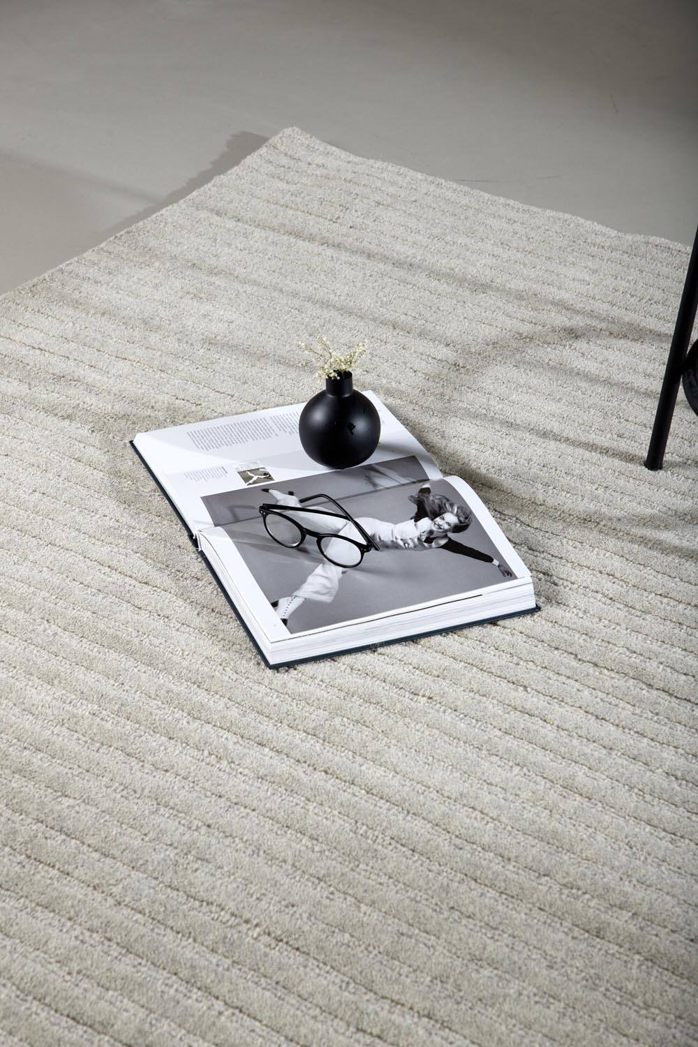 Milton Teppich in Hellgrau präsentiert im Onlineshop von KAQTU Design AG. Teppich ist von Venture Home