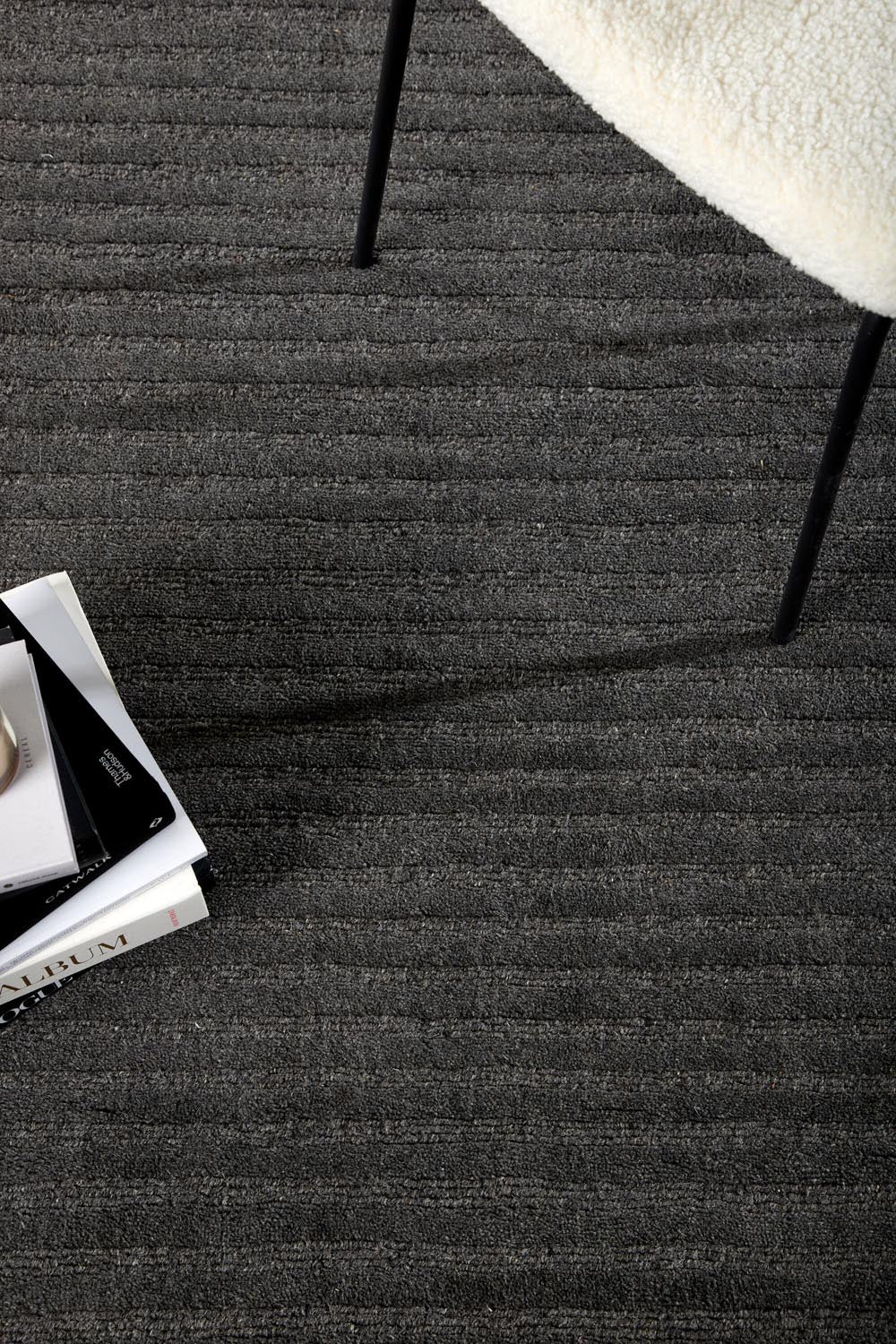 Milton Teppich in Dunkelgrau präsentiert im Onlineshop von KAQTU Design AG. Teppich ist von Venture Home