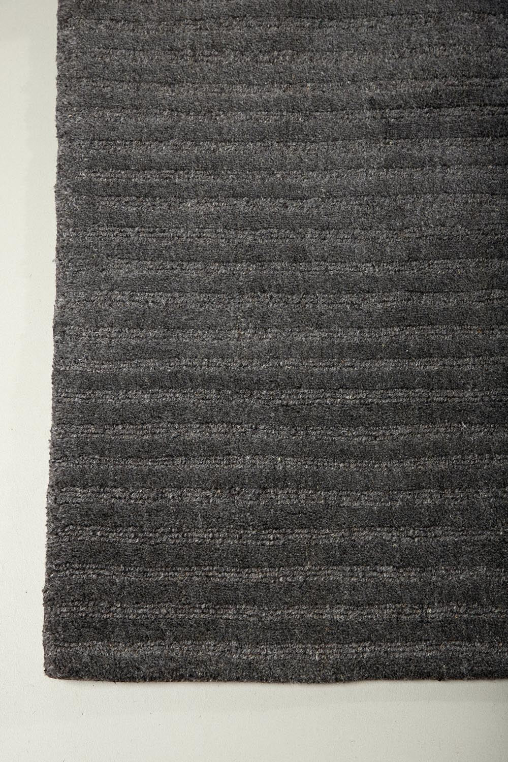 Milton Teppich in Dunkelgrau präsentiert im Onlineshop von KAQTU Design AG. Teppich ist von Venture Home