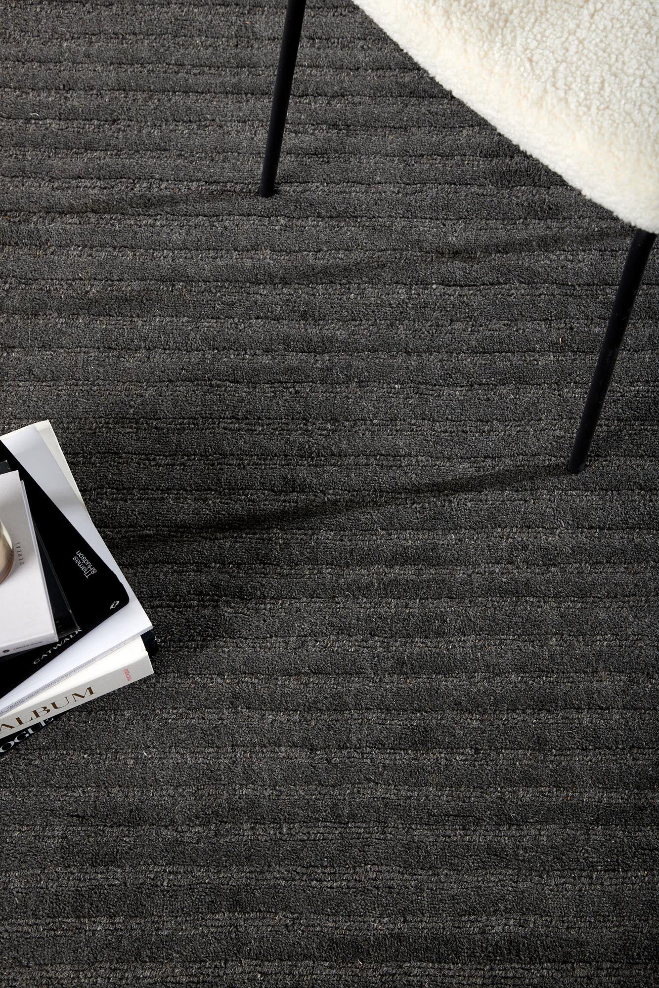 Milton Teppich in Dunkelgrau präsentiert im Onlineshop von KAQTU Design AG. Teppich ist von Venture Home