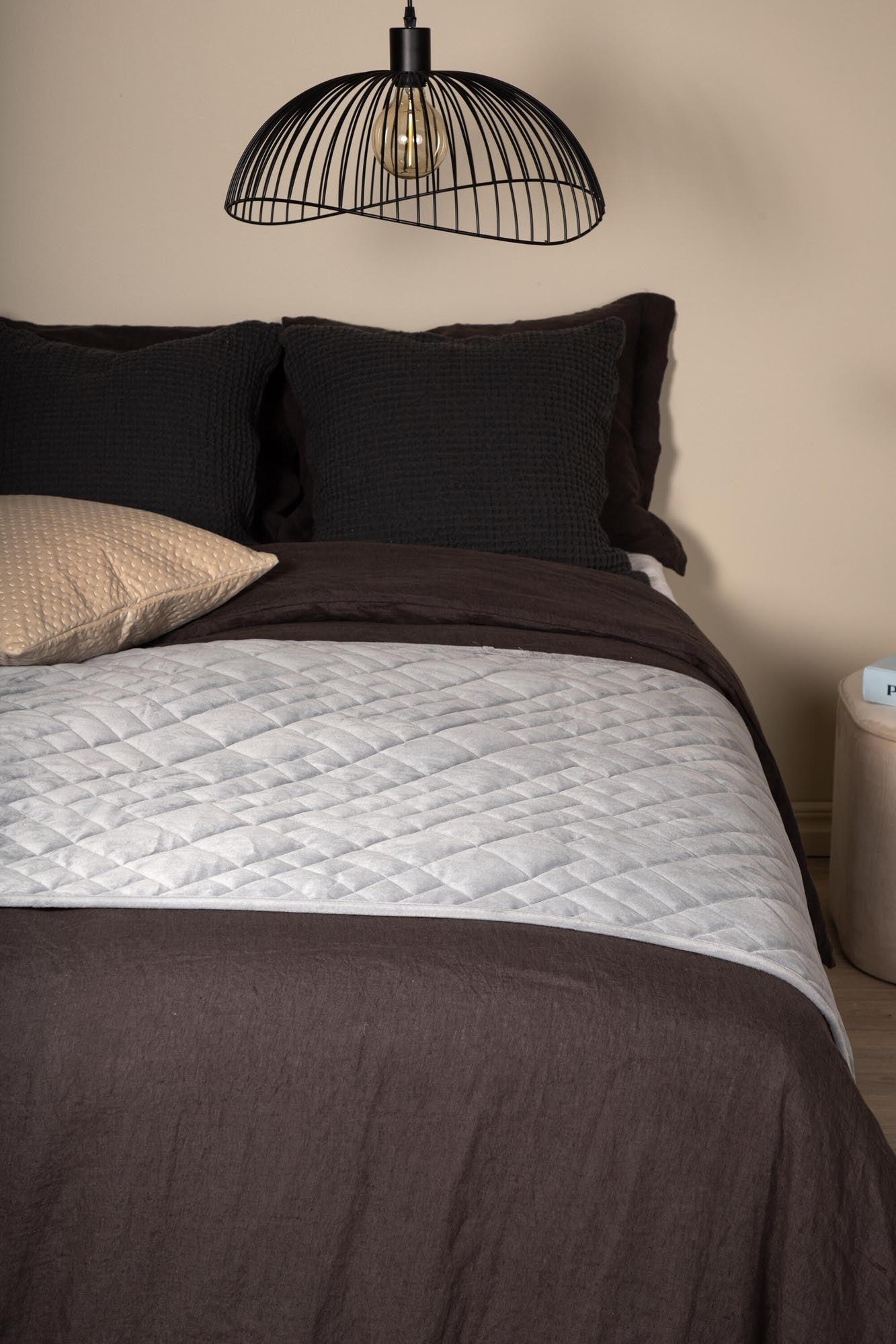 Jilly Tagesdecke in Hellgrau präsentiert im Onlineshop von KAQTU Design AG. Bettüberwurf ist von Venture Home