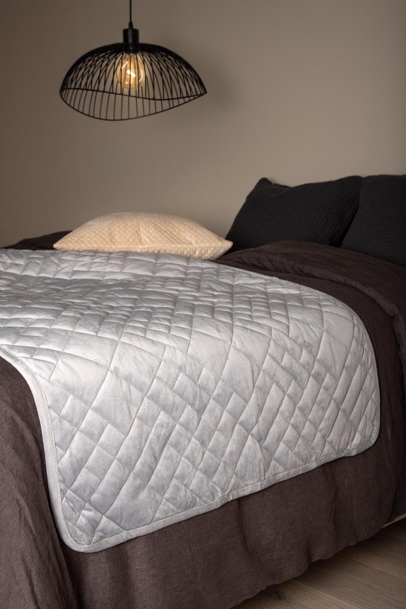 Jilly Tagesdecke in Hellgrau präsentiert im Onlineshop von KAQTU Design AG. Bettüberwurf ist von Venture Home