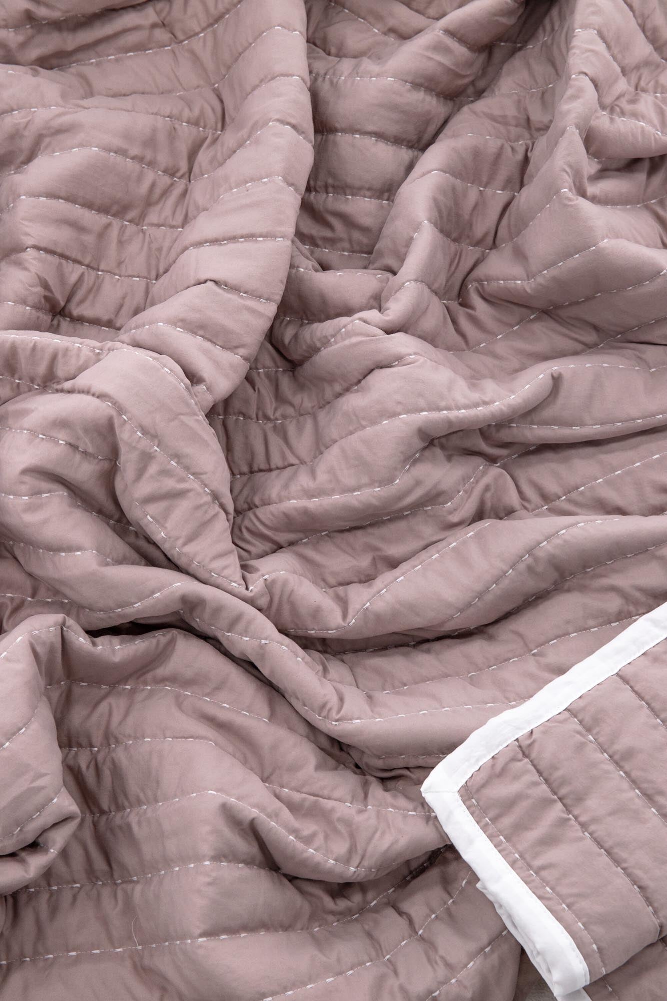 Tagesdecke Juni in Altrosa präsentiert im Onlineshop von KAQTU Design AG. Bettüberwurf ist von Venture Home