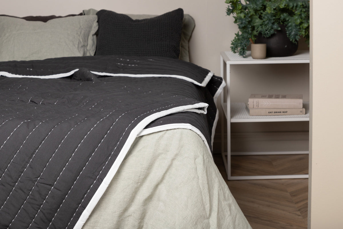 Tagesdecke Juni in Anthrazit präsentiert im Onlineshop von KAQTU Design AG. Bettüberwurf ist von Venture Home