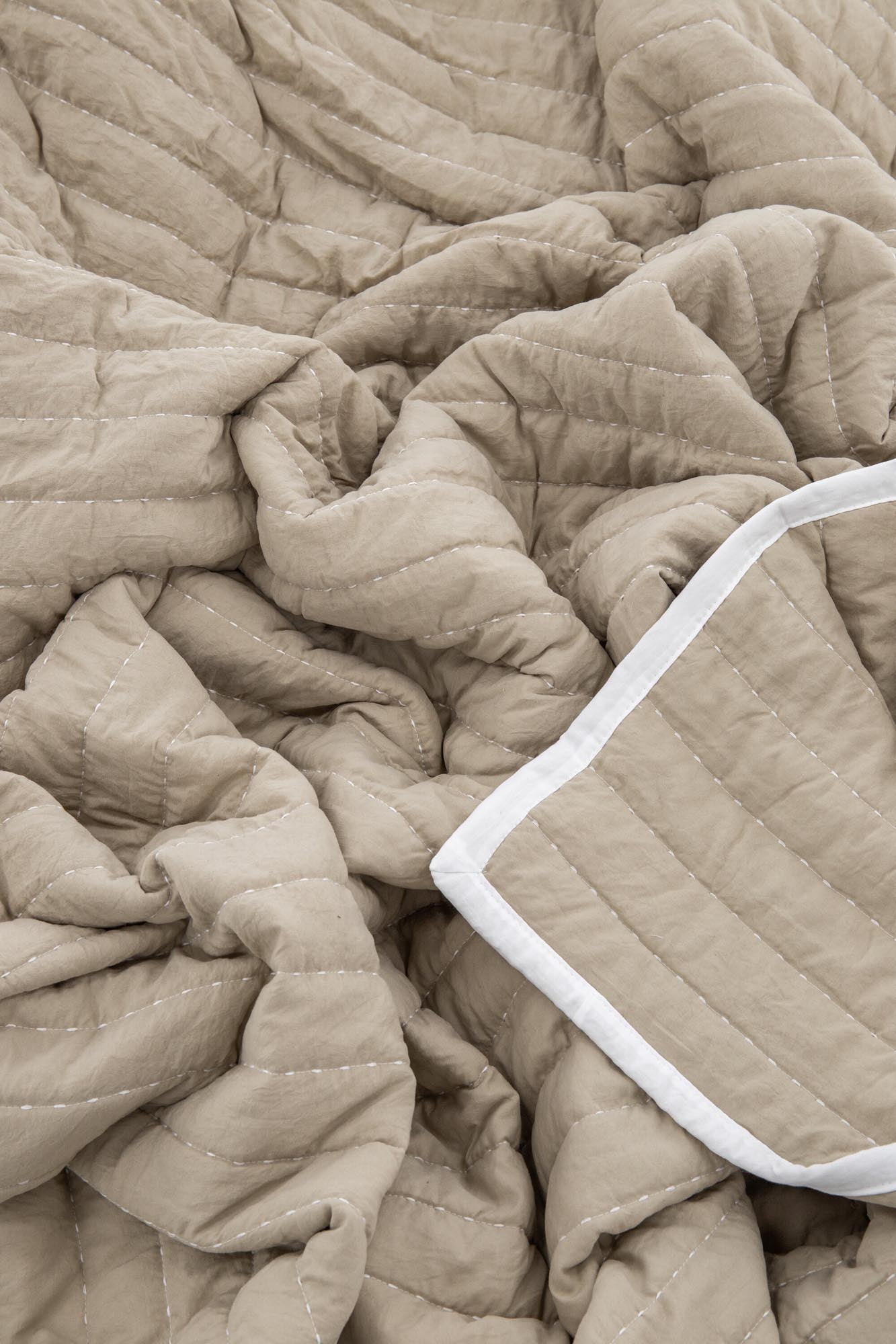 Tagesdecke Juni in Beige präsentiert im Onlineshop von KAQTU Design AG. Bettüberwurf ist von Venture Home