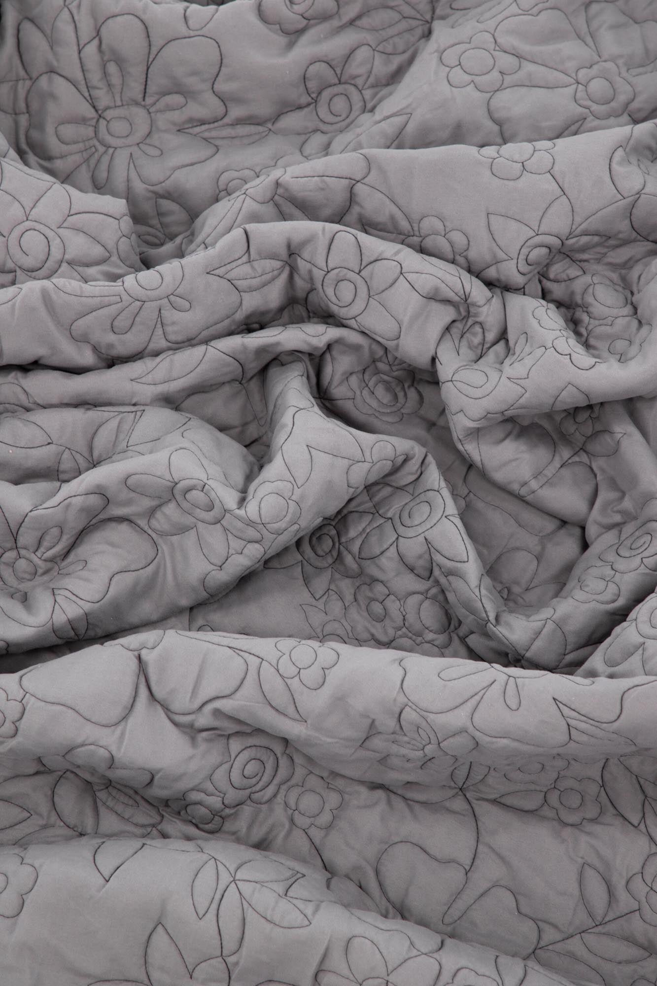 Niki Tagesdecke von Venture Home: Elegante, pflegeleichte Bettüberwurf für ein harmonisches Schlafzimmer-Ambiente.