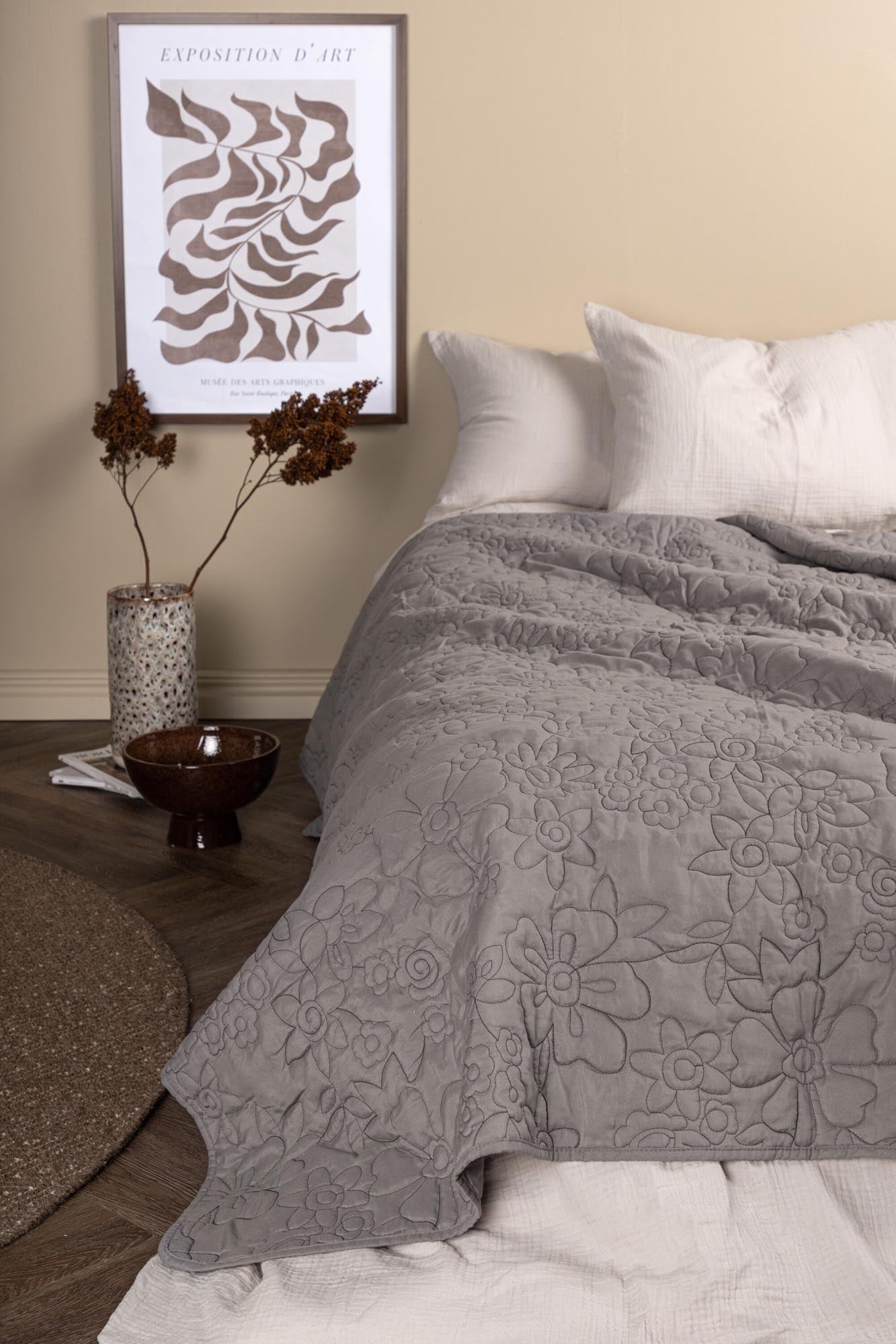 Niki Tagesdecke von Venture Home: Hochwertige, pflegeleichte Bettüberwurf für ein elegantes Schlafzimmer-Ambiente.