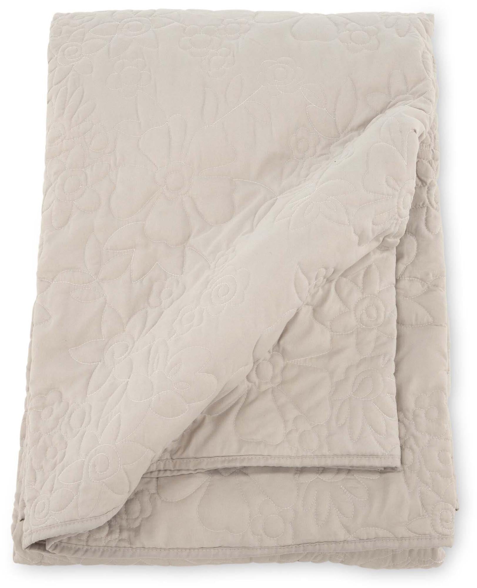 Niki Tagesdecke von Venture Home: Hochwertige Materialien und neutrale Farbtöne für ein elegantes, modernes Schlafzimmerambiente.