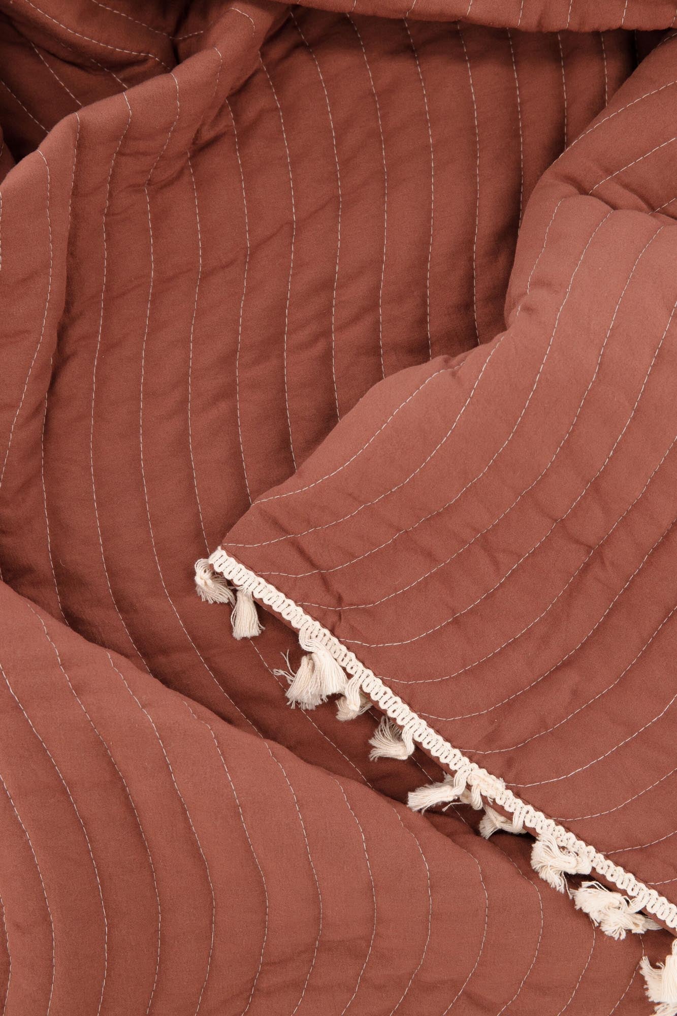 Lias Tagesdecke in Rostiges Rot präsentiert im Onlineshop von KAQTU Design AG. Bettüberwurf ist von Venture Home