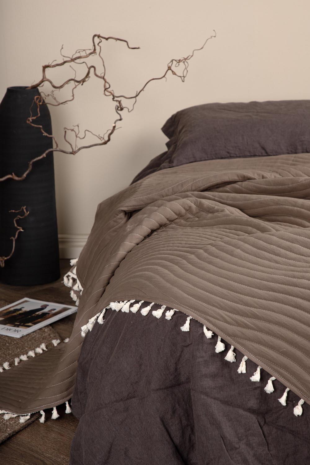 Lias Tagesdecke in Braun präsentiert im Onlineshop von KAQTU Design AG. Bettüberwurf ist von Venture Home