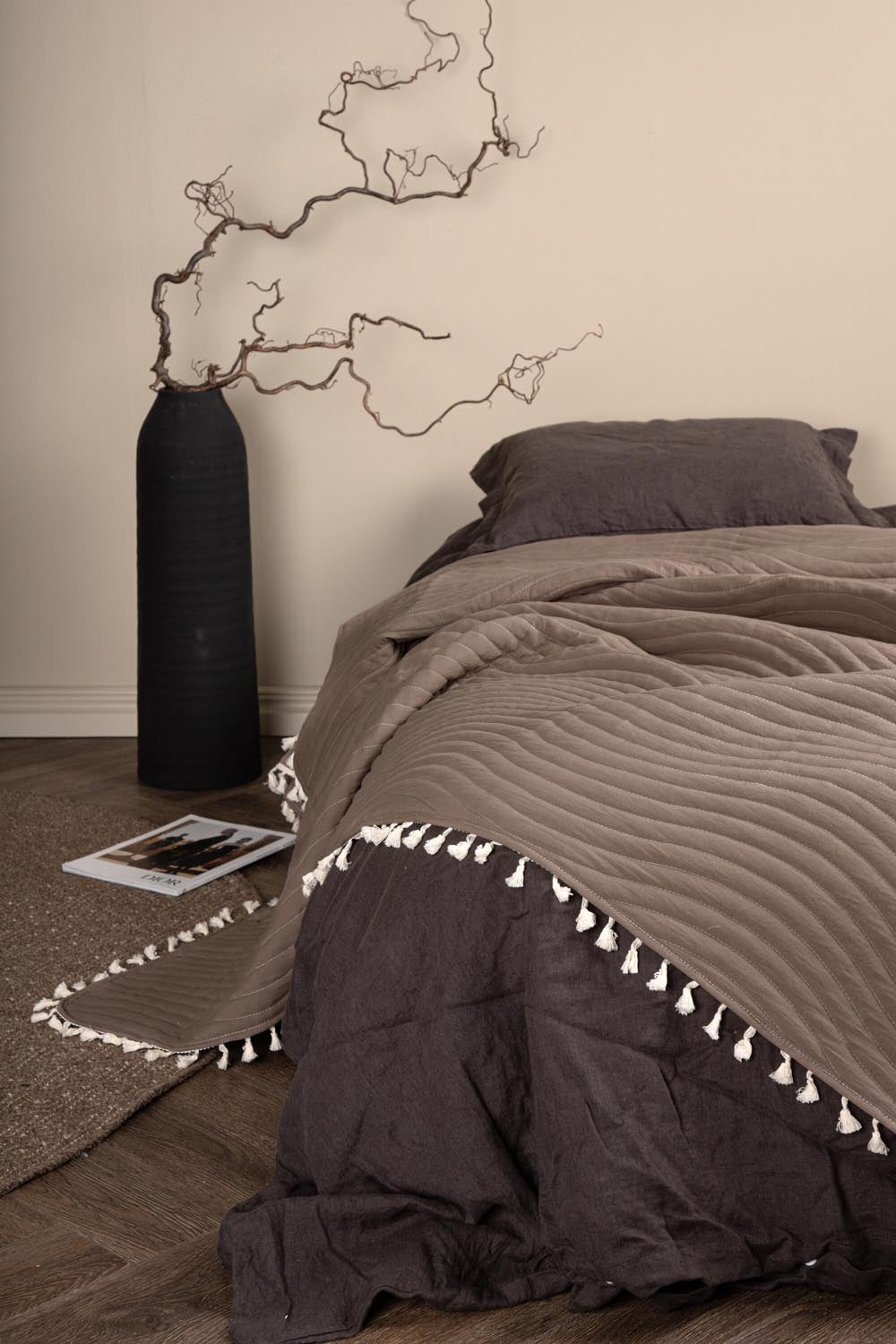 Lias Tagesdecke in Braun präsentiert im Onlineshop von KAQTU Design AG. Bettüberwurf ist von Venture Home