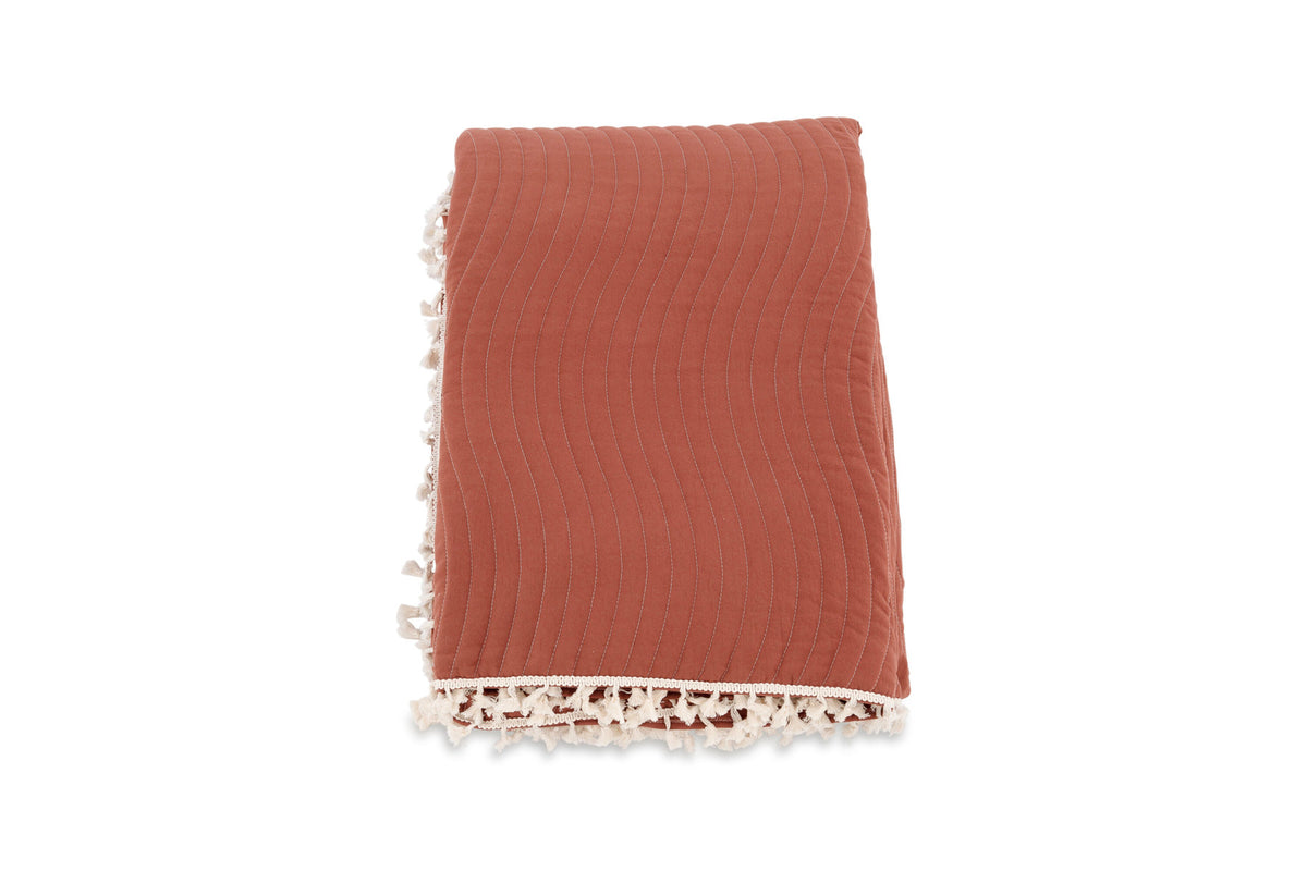 Lias Tagesdecke in Rostiges Rot präsentiert im Onlineshop von KAQTU Design AG. Bettüberwurf ist von Venture Home