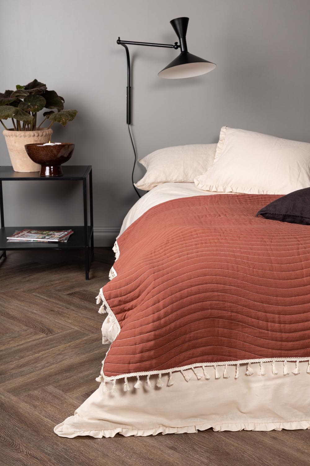 Lias Tagesdecke in Rostiges Rot präsentiert im Onlineshop von KAQTU Design AG. Bettüberwurf ist von Venture Home