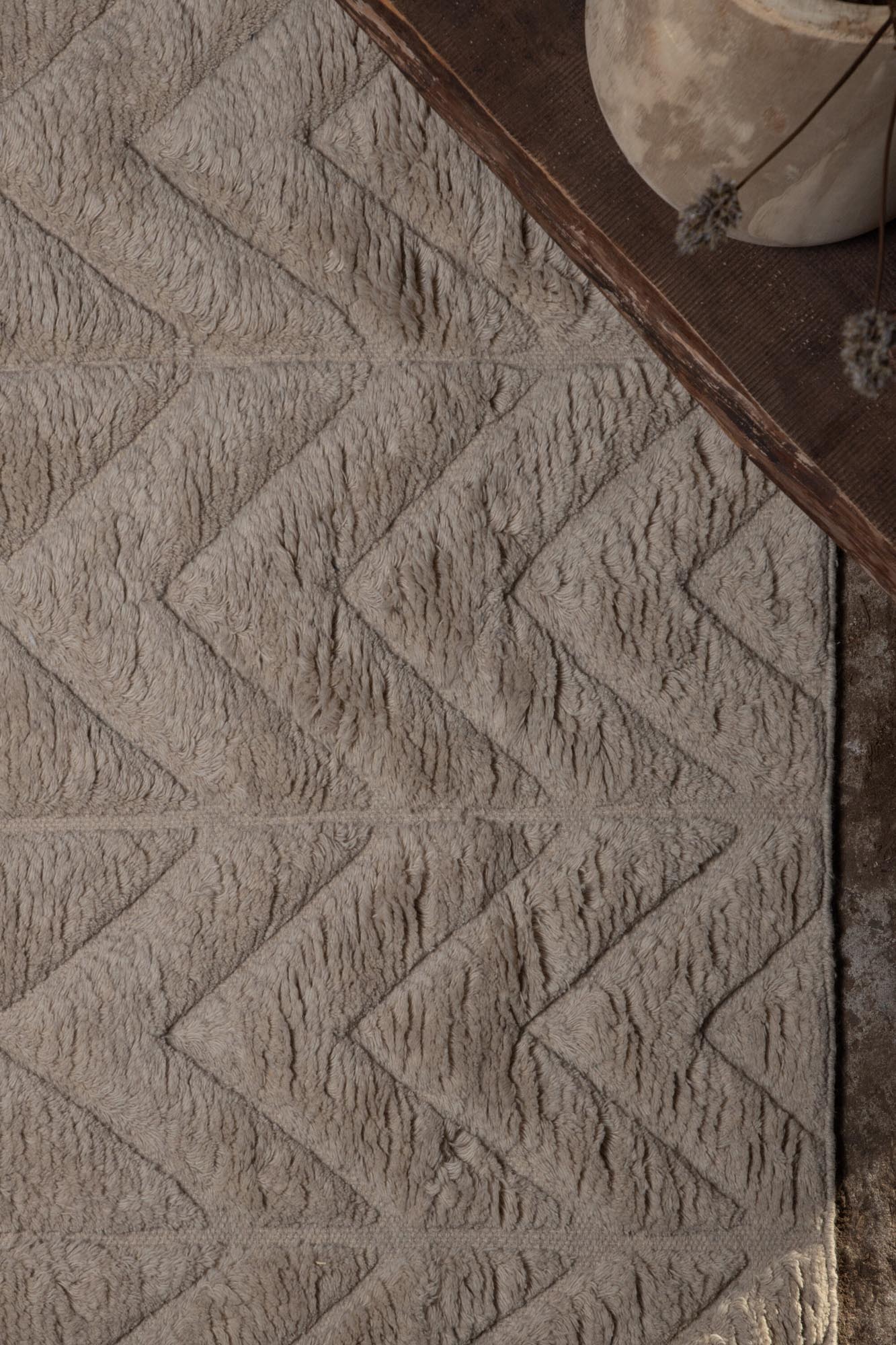 Zoe Teppich von Vind: Hochwertiger Wollteppich mit stilvollem Webmuster, langlebig und pflegeleicht – perfekt für einladende Wohnräume.