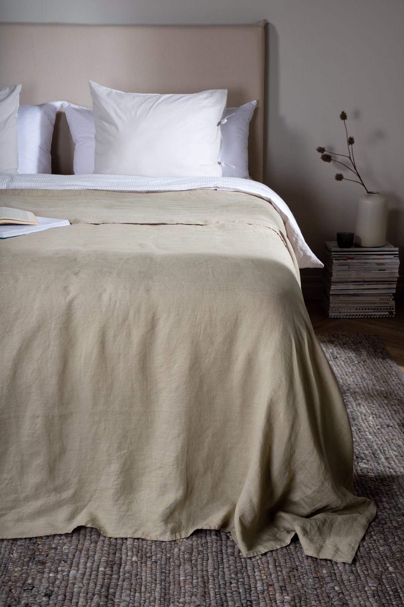 Stilvolle Milo Tagesdecke von Venture Home in Beige, 150x250 cm. Hochwertiges Leinen, pflegeleicht und perfekt für jedes Zuhause.