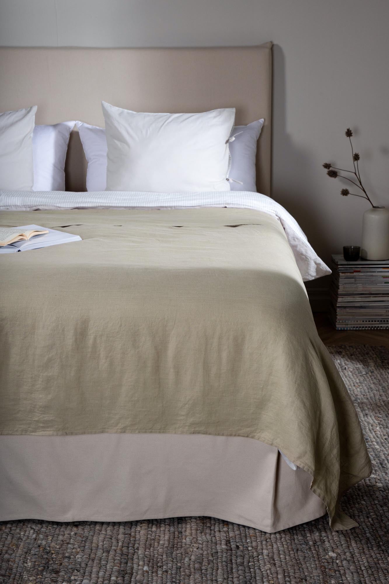 Elegante Milo Tagesdecke von Venture Home in natürlichem Beige, 150x250 cm. Aus atmungsaktivem Leinen, ideal für stilvolle Akzente und Komfort.