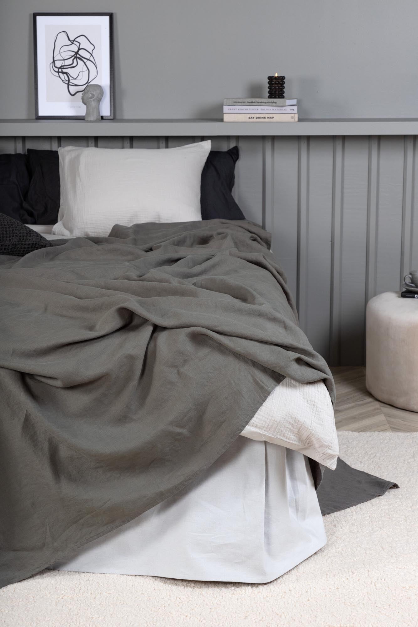 Milo Tagesdecke von Venture Home: Hochwertiges Leinen, stilvolle Beige-Töne, ideal für Bett und Couch. Pflegeleicht und langlebig.