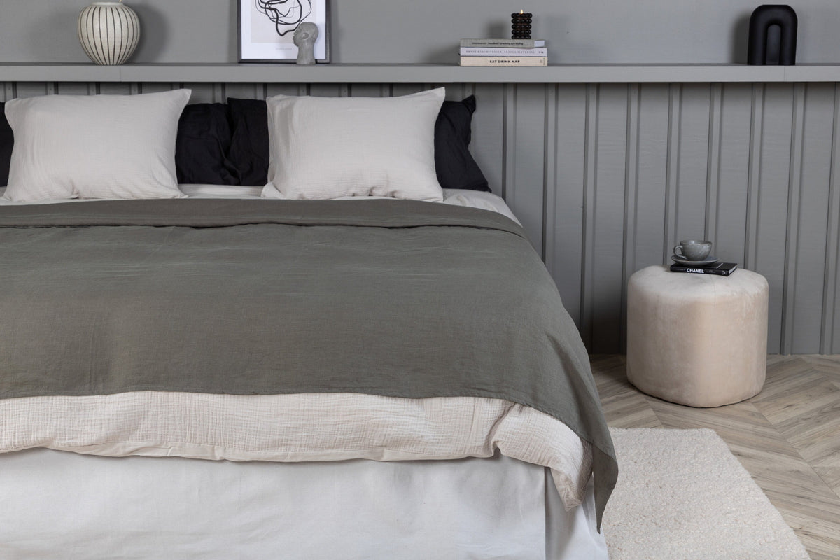 Milo Tagesdecke in Hellgrau präsentiert im Onlineshop von KAQTU Design AG. Bettüberwurf ist von Venture Home