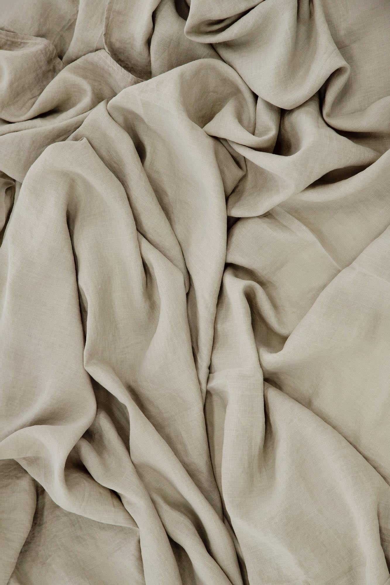 Milo Tagesdecke: Hochwertiger Leinenüberwurf in Beige, ideal für stilvolle Akzente und gemütliche Abende.