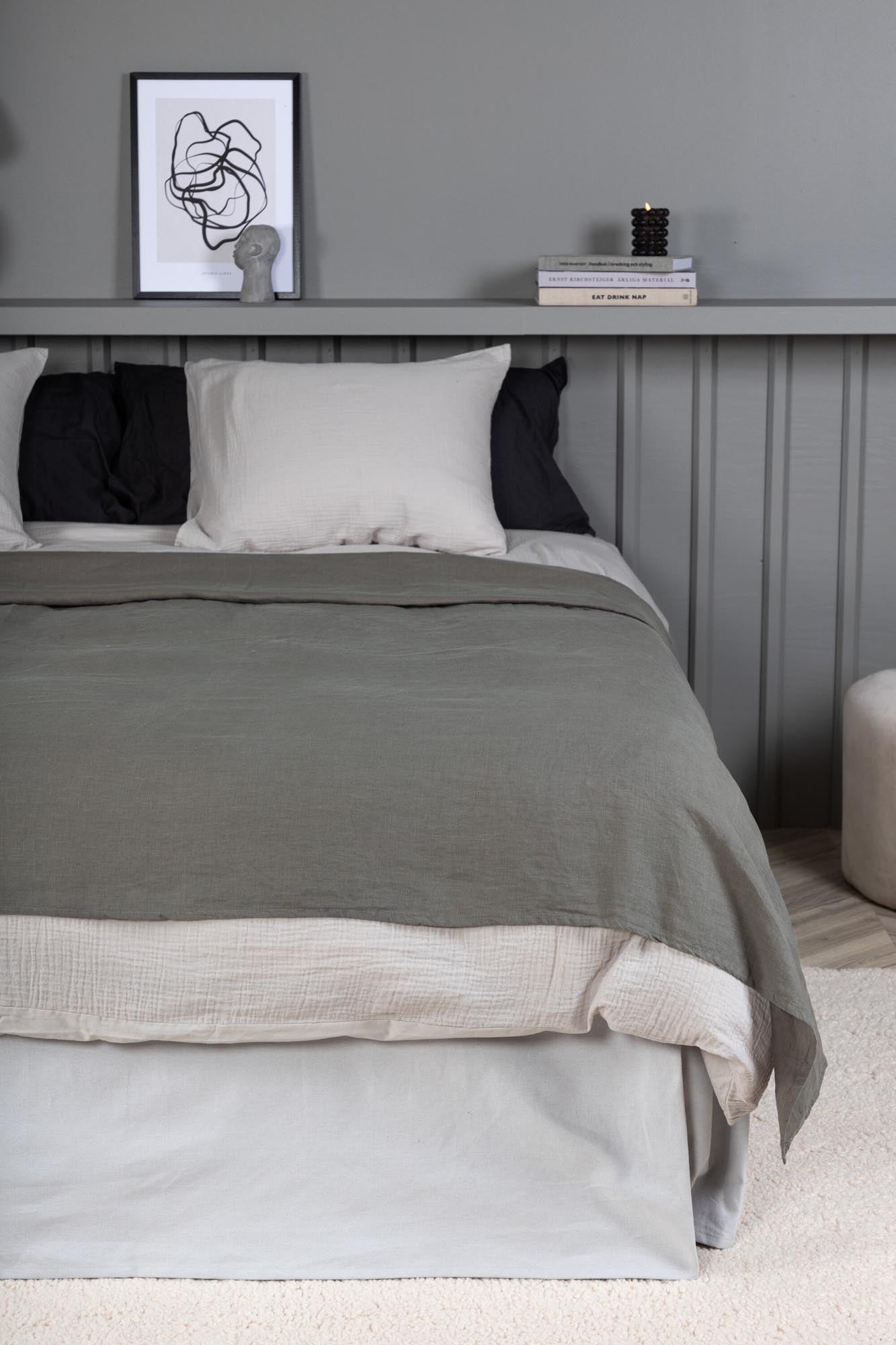 Milo Tagesdecke von Venture Home: Hochwertiges Leinen, stilvolle Beige-Töne, ideal für Bett und Couch. Pflegeleicht und langlebig.