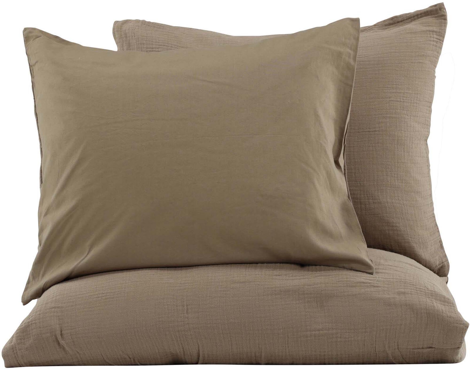 Entdecken Sie die Mila Bettgarnitur von Venture Home: Atmungsaktive, gekräuselte Baumwolle in sanften Erdfarben für stilvollen Komfort und entspannenden Schlaf.