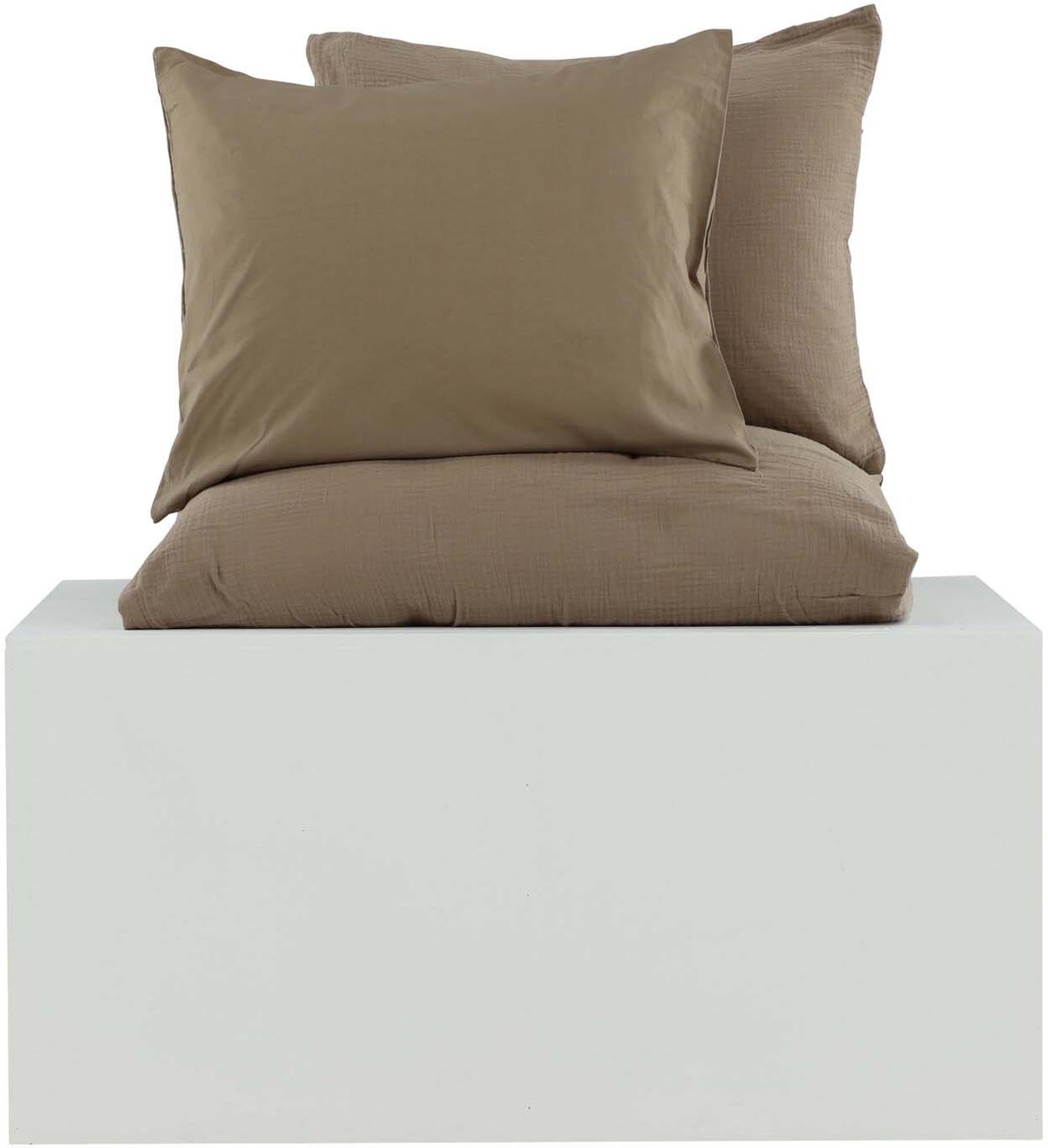 Erleben Sie die Mila Bettgarnitur von Venture Home: Hochwertige, pflegeleichte Baumwolle in harmonischen Erdfarben für erholsame Nächte und stilvolle Akzente.