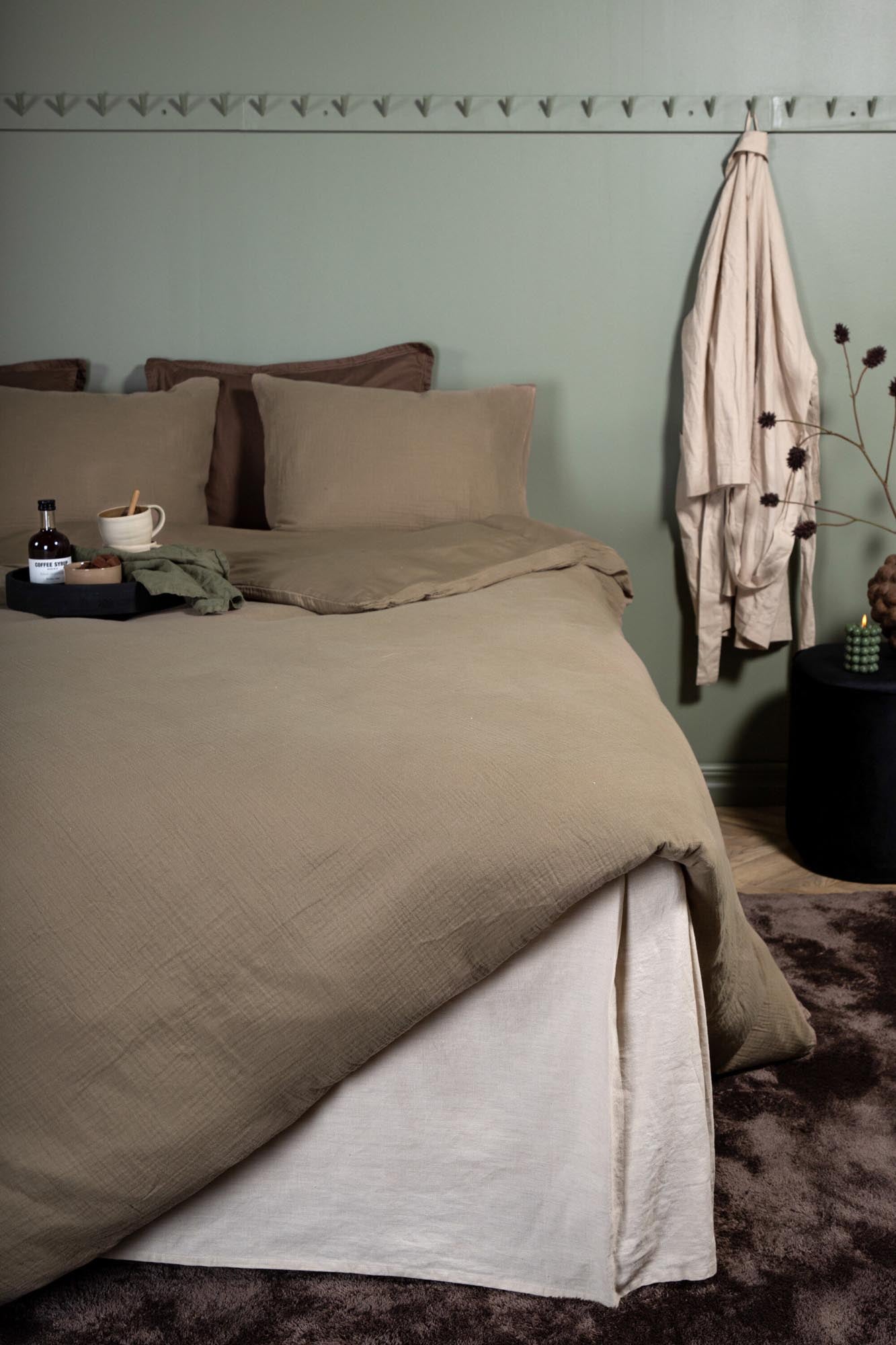 Entdecken Sie die Mila Bettgarnitur von Venture Home: Atmungsaktive, gekräuselte Baumwolle in sanften Erdfarben für Komfort und stilvolle Schlafzimmergestaltung.