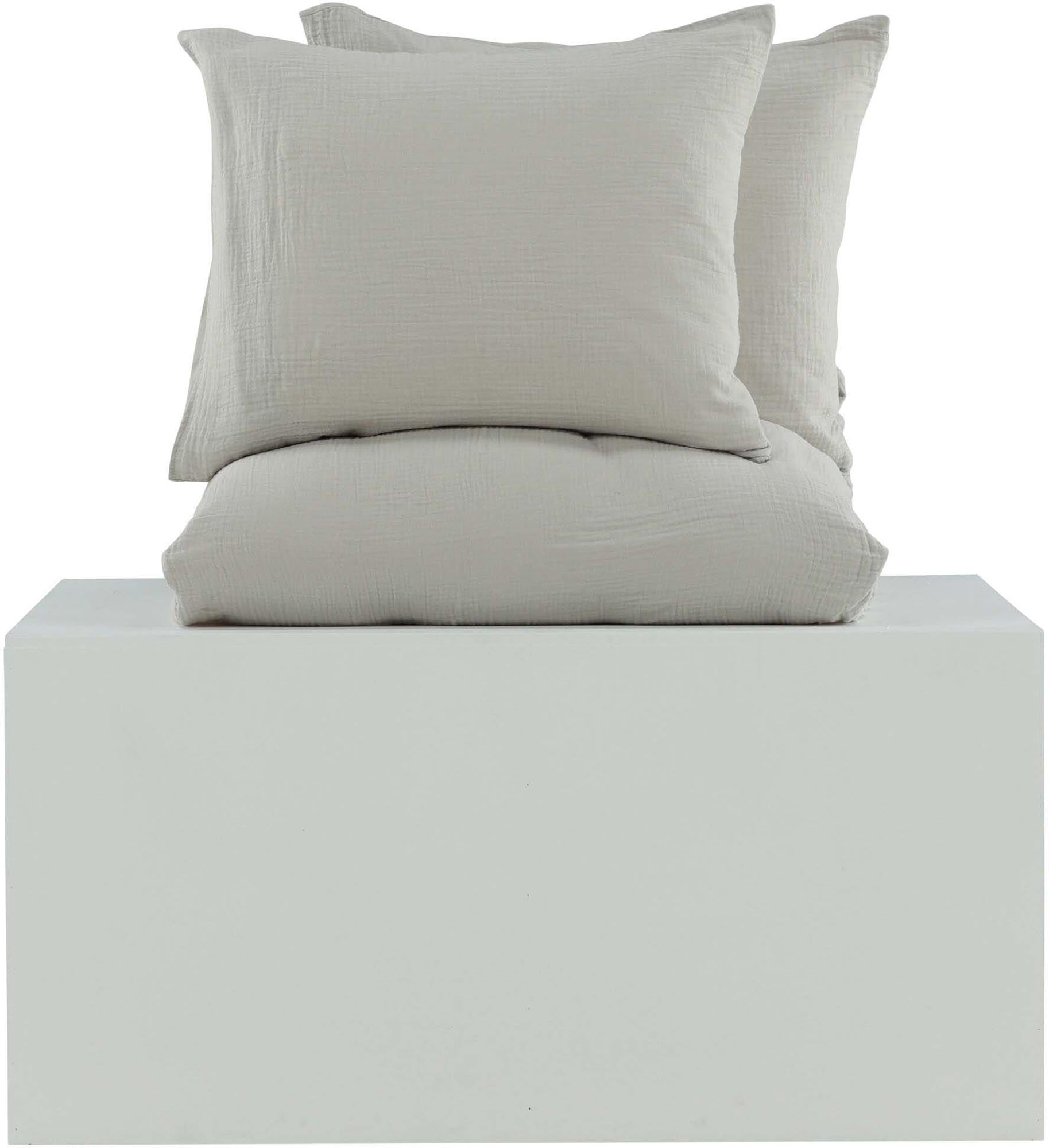 Mila Bettgarnitur in Hellgrau präsentiert im Onlineshop von KAQTU Design AG. Bettwäsche ist von Venture Home